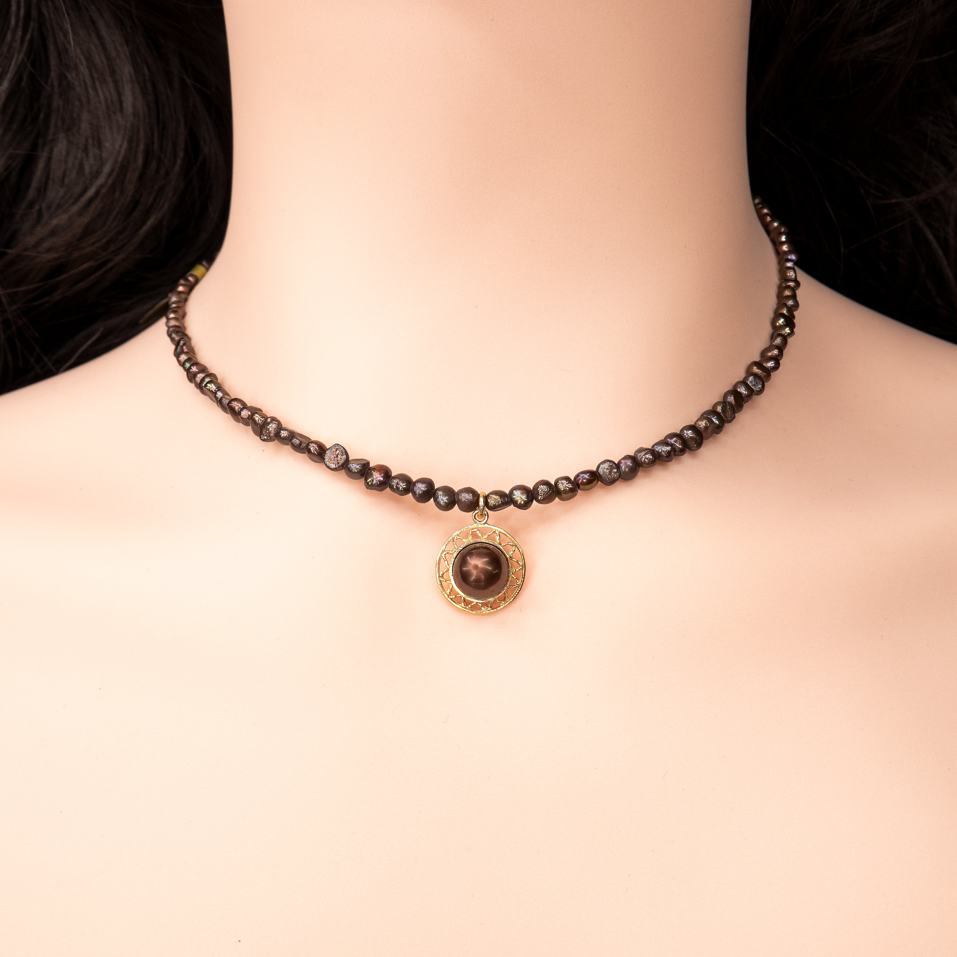 שרשרת פנינים בגווני שוקולד עשירים עם תליון מרכזי – תכשיט עם חום פנימי ואלגנטיות טבעית. הפנינים בצבעי חום, ברונזה וקוניאק יוצרים גוונים עמוקים שנותנים לתכשיט אופי ואצילות. התליון מוסיף פרט מרכזי שמדגיש את הקו האישי, שמושך את העין ומשלים את המראה הכללי. השילוב בין גווני האדמה לבין הברק הפנינתי מעניק לשרשרת תחושת עושר שקט וסטייל מודרני, שמתאימים גם ליום וגם לערב. שרשרת שמתחברת לנשיות חזקה, לאהבה לפרטים ולנוכחות שקטה שמתאימה לכל אישיות.