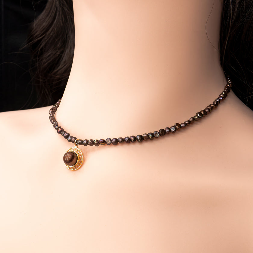 שרשרת פנינים בגווני שוקולד עשירים עם תליון מרכזי – תכשיט עם חום פנימי ואלגנטיות טבעית. הפנינים בצבעי חום, ברונזה וקוניאק יוצרים גוונים עמוקים שנותנים לתכשיט אופי ואצילות. התליון מוסיף פרט מרכזי שמדגיש את הקו האישי, שמושך את העין ומשלים את המראה הכללי. השילוב בין גווני האדמה לבין הברק הפנינתי מעניק לשרשרת תחושת עושר שקט וסטייל מודרני, שמתאימים גם ליום וגם לערב. שרשרת שמתחברת לנשיות חזקה, לאהבה לפרטים ולמראה מהודק ואלגנטי שנשאר נעים לעין.