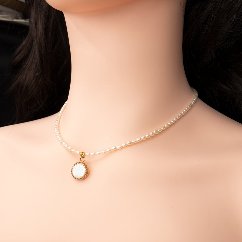 שרשרת עם פניני לבנדר מהודרות עם תליון מרכזי – תכשיט עיצוב שמתחבר בין עולמות ישנים לחדשים. הפנינים סגלגלות ובעלות ברק פנינתי טבעי, מעניקות לשרשרת פנינים שמספרות סיפור שקט ואלגנטי. התליון משתלב בצורה הרמונית עם רצף הפנינים, מוסיף נקודת מוקד עיצובית ומאזן בין פשטות לרושם. מתאימה לענידה ביום יום וגם לאירועים מיוחדים – פריט שמביא איתו סטייל יוצא דופן אך נגיש.