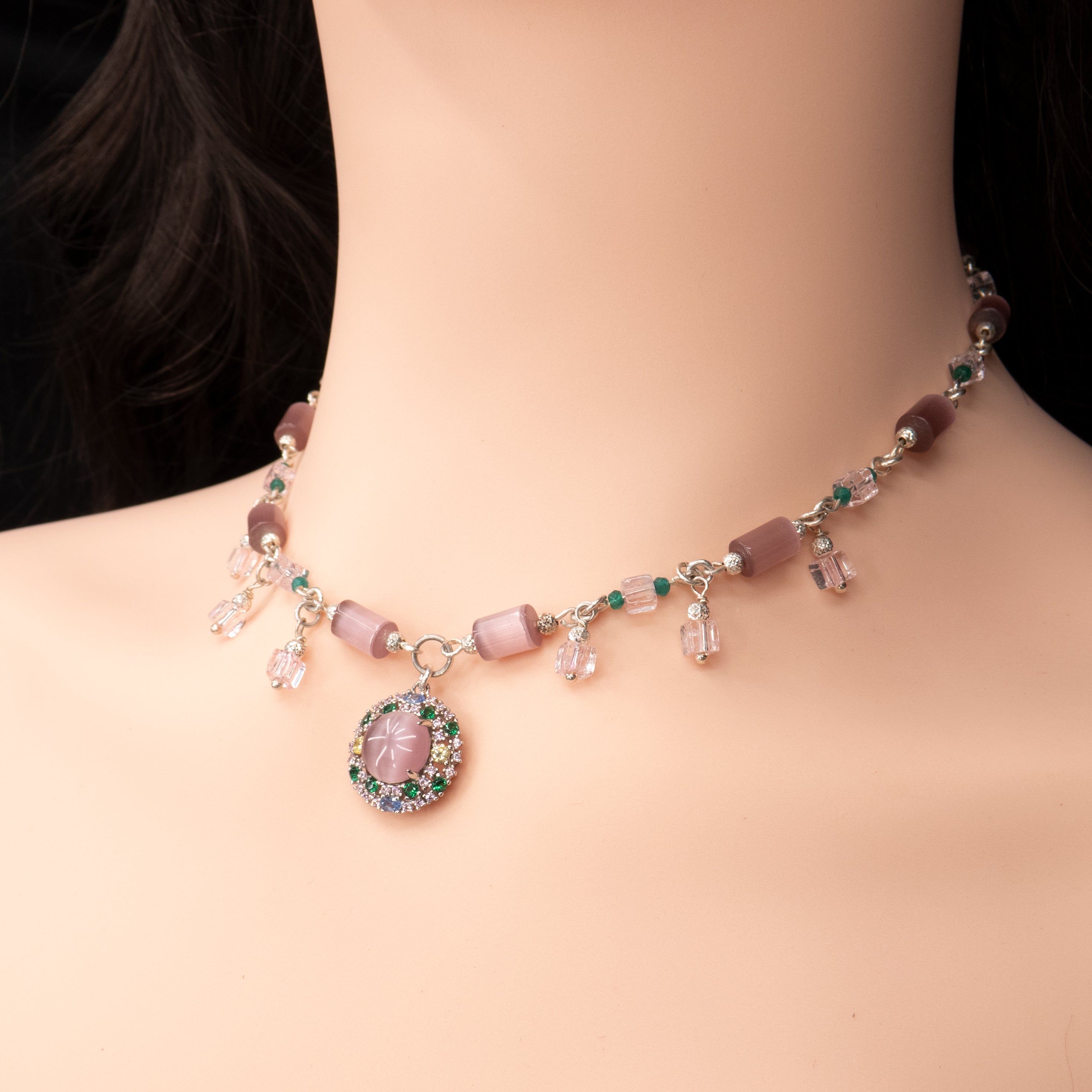 שרשרת בעבודת יד עם אבנים בגוון ורוד-פנינה ואפקט עין חתול, המשקף את האור בעדינות – מראה רך, רומנטי ומלא אופי. מושלם כמתנה רומנטית או תכשיט שמלווה אותך ביום מיוחד.