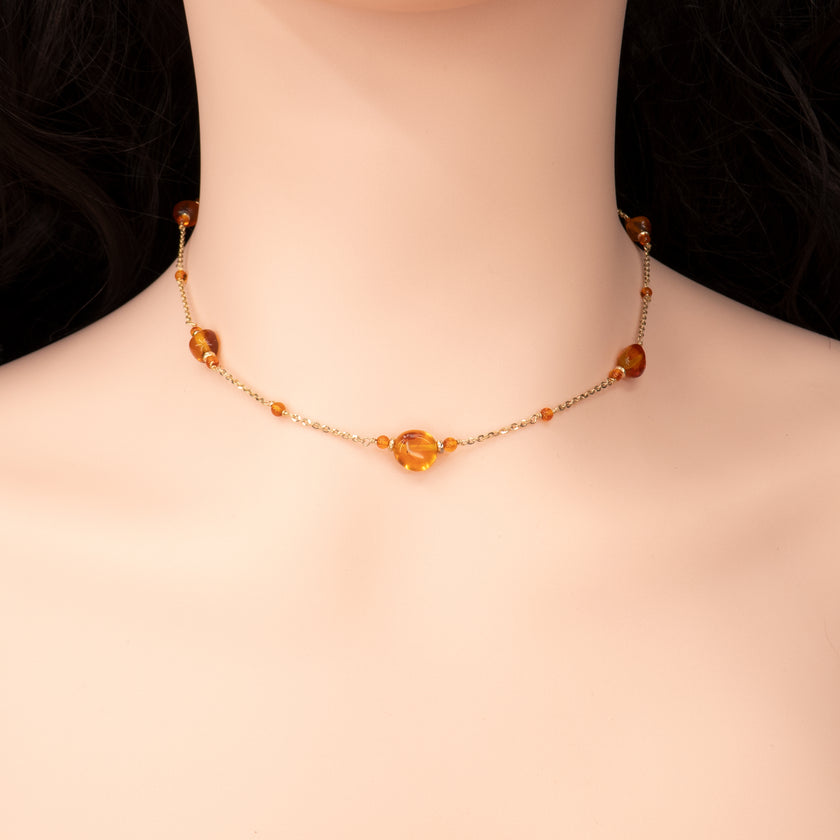 שרשרת כסף בציפוי זהב עם אבני ענבר טבעי בגווני שמש חמים – תכשיט שמשלב איזון בין חמימות אורגנית ויוקרה אלגנטית. הענבר, בברק זהוב־חם שקוף ועדין, מביא עמו חמימות, רוך ואור פנימי, והציפוי הזהוב מוסיף ברק עדין שמתאים לכל עונה ולכל הופעה. העיצוב עדין ומעודן, אך מושך את העין בזכות האופי הייחודי של כל אבן, תכשיט שהוא ביטוי אישי, לא שגרתי. מתאים ליום או לערב, לבגדים בהירים או כהים – תכשיט שמוסיף חמימות רכה ונשית לסגנון האישי שלך. בחירה מושלמת למי שאוהבת פריט שמדבר בעדינות ובחן.
