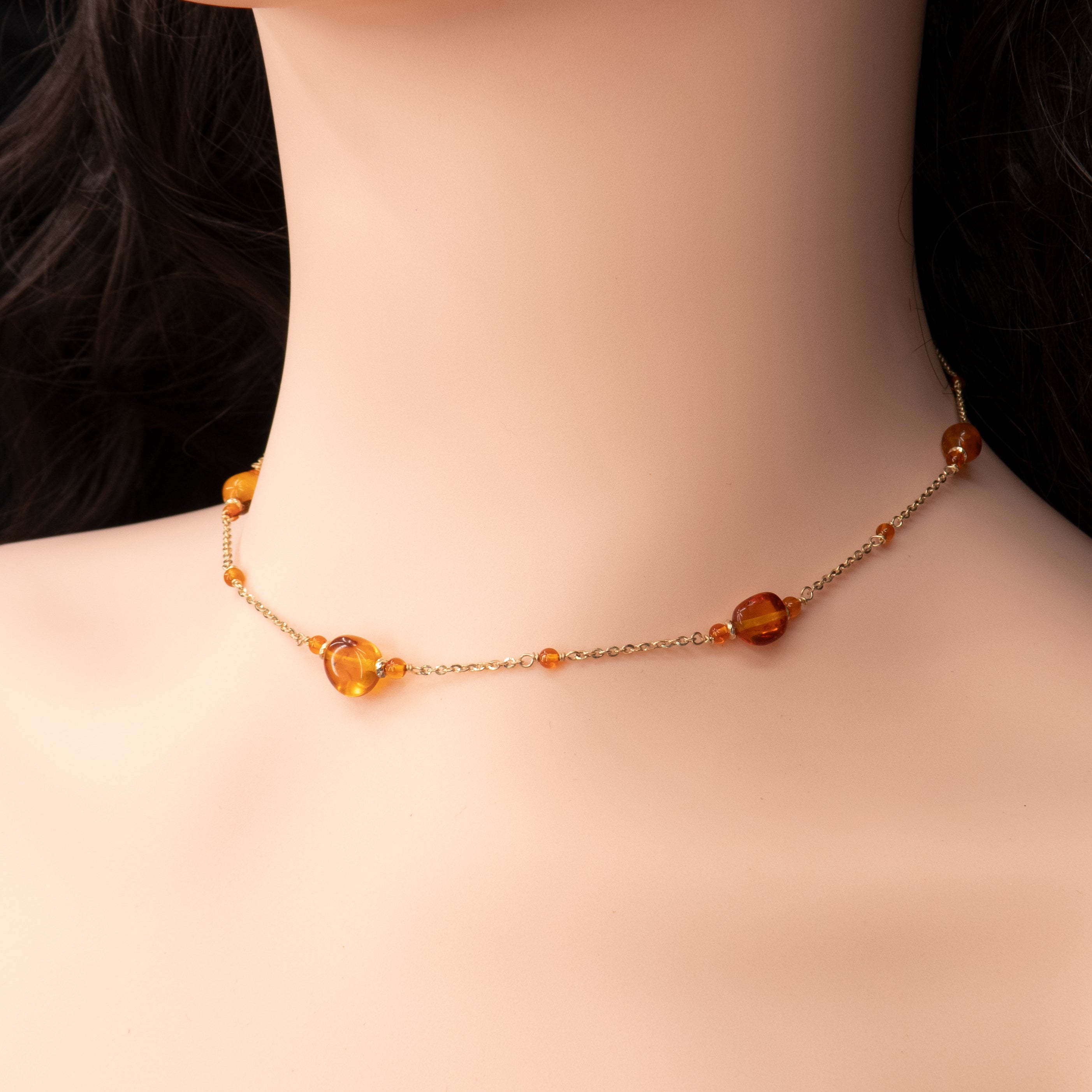 שרשרת כסף בציפוי זהב עם אבני ענבר טבעי בגווני שמש חמים – תכשיט שמשלב ניחוח של טבע וסטייל. הענבר, באור פנימי עם נגיעה כתומה, מביא עמו חמימות, רוך ואור פנימי, והציפוי הזהוב מוסיף ברק עדין שמתאים לכל עונה ולכל הופעה. העיצוב עדין ומעודן, אך מושך את העין בזכות האופי הייחודי של כל אבן, תכשיט שהוא ביטוי אישי, לא שגרתי. מתאים ליום או לערב, לבגדים בהירים או כהים – תכשיט שמוסיף חמימות רכה ונשית לסגנון האישי שלך. בחירה מושלמת למי שאוהבת פריט שמדבר בעדינות ובחן.
