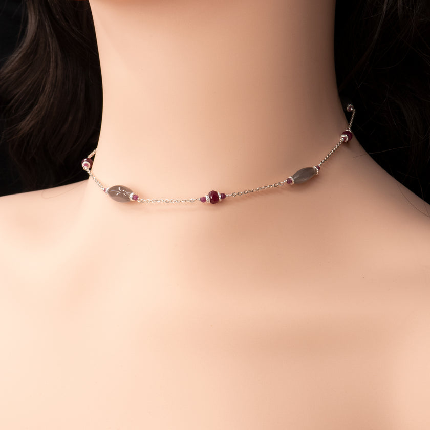 בהשראת נופי השקיעה על פני אגם רגוע – האדום של הרובי פוגש את ההבהוב הכסוף-כחול של הלברדורייט. תכשיט המשלב בין יסוד האש ליסוד המים, בין תשוקה לעומק. הזהב משלים את התמונה כמו קרני שמש אחרונות על פני השטח.