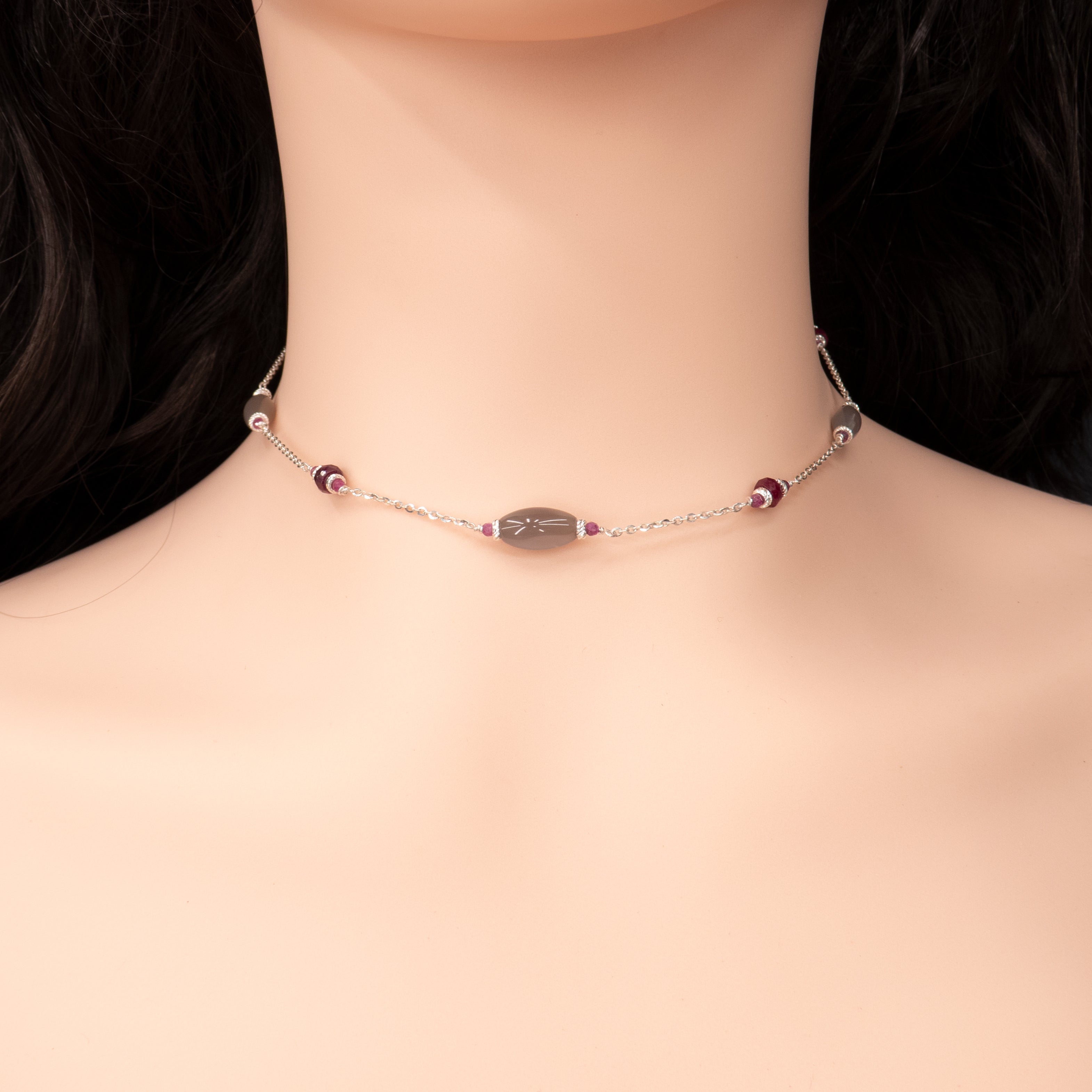 שרשרת זהב 14 קראט מרהיבה, המשובצת באבן רובי טבעית בגוון אדום עשיר, לצד לברדורייט בעל נצנוץ פנימי בגווני אפור-כחול משתנים. עיצוב התליון משלב אלגנטיות קלאסית עם נגיעות בוהמיות, ויוצר איזון הרמוני בין עוצמה נשית לרוך פנימי. תכשיט שמעורר תחושת חיבור עמוק – גם ליופי החיצוני וגם לעולם הפנימי של הלובשת. מושלם לכל מי שמחפשת תכשיט עם משמעות, נוכחות וסיפור אישי.