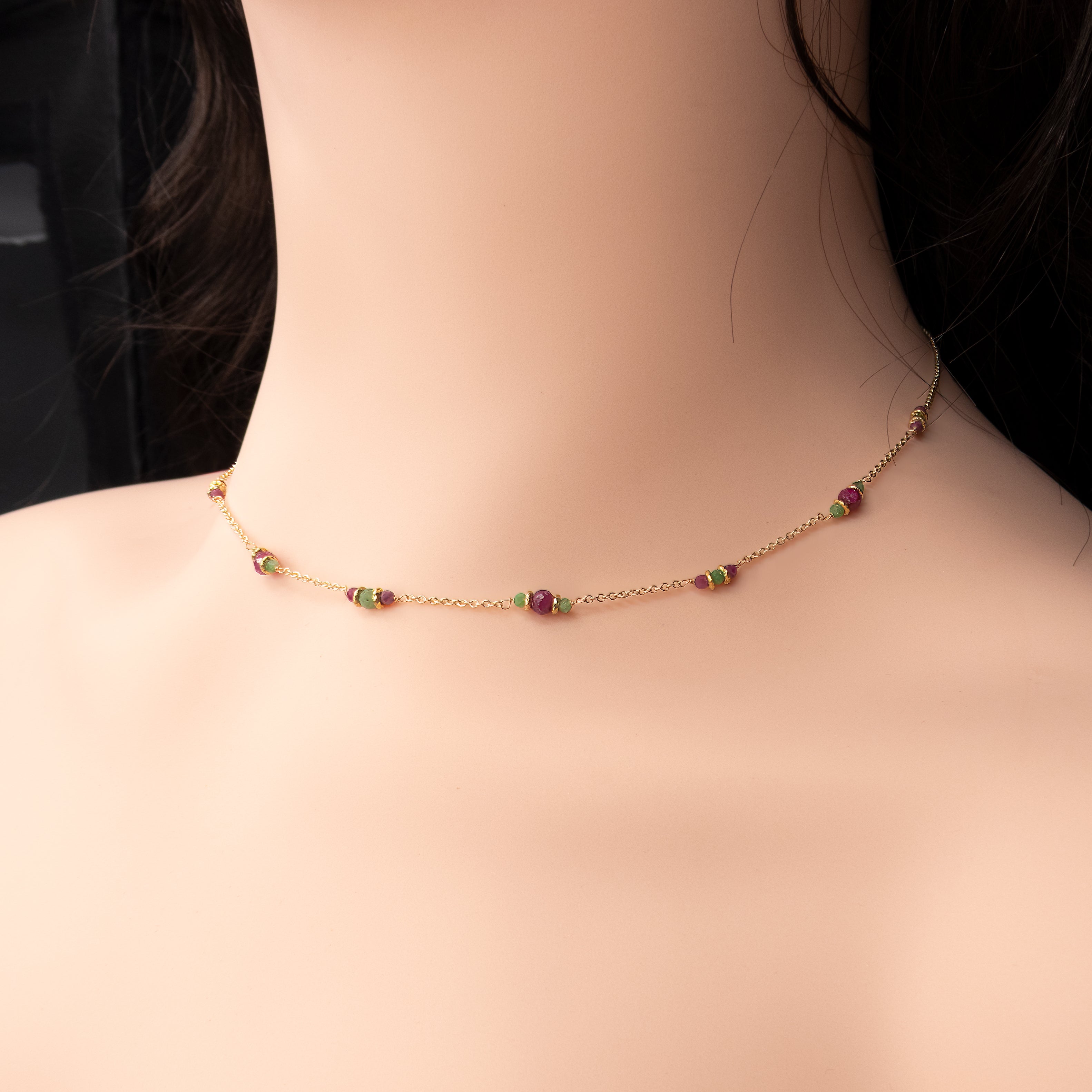 תכשיט זהב 14 קראט בעיצוב מתוחכם, המשלב רובי נוצצת בגוון אדום־יין ורובי־זוייסייט טבעית עם נגיעות ירוק־ברקת. הצבעים משתלבים בהרמוניה מושלמת, ומעניקים לשרשרת מראה טבעי אך אצילי. תכשיט שמתאים לאישה שמחפשת תכשיט לא שגרתי – עם נוכחות, משמעות וסיפור פנימי.

