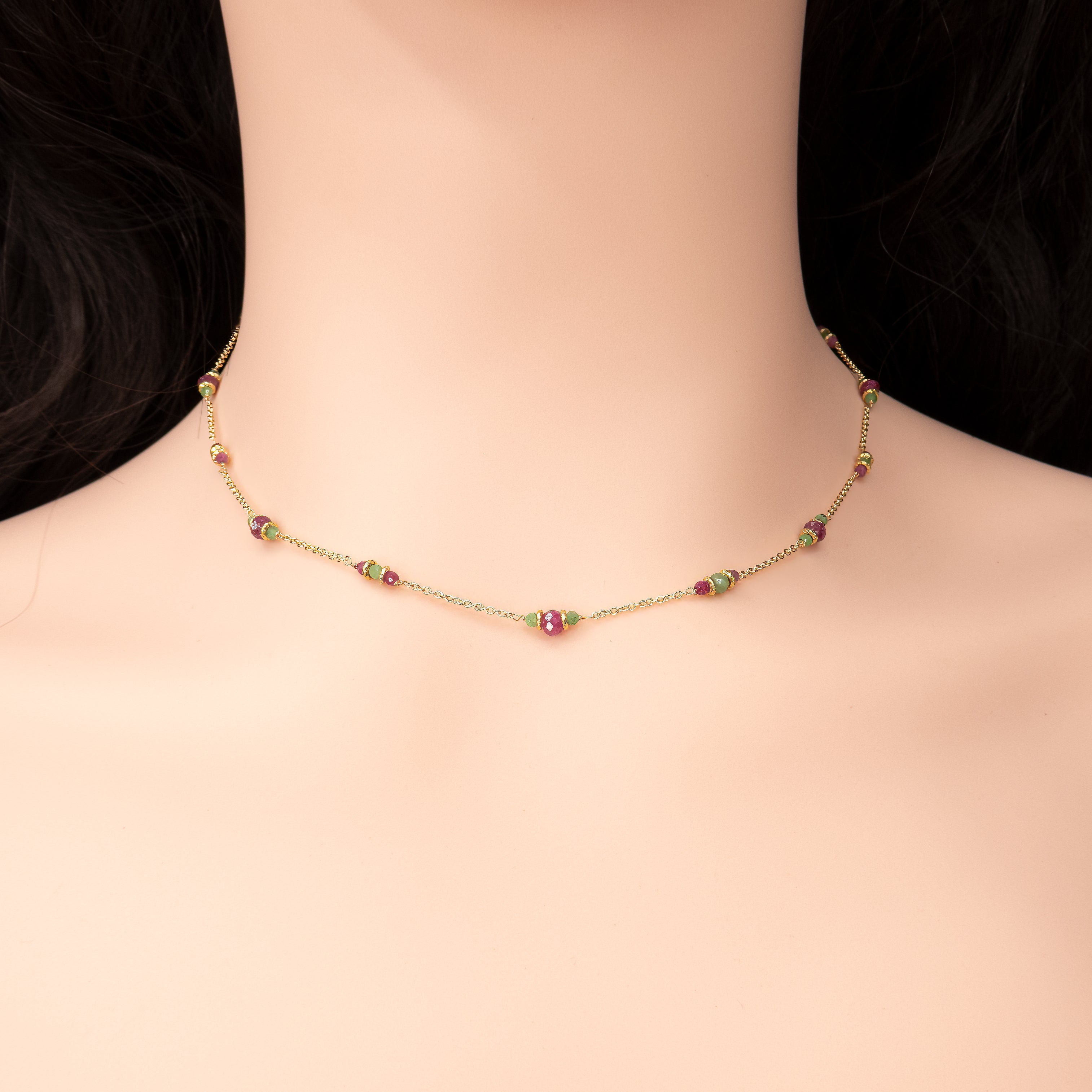 שרשרת זהב 14 קראט עם רובי ורובי־זוייסייט, היוצרות יחד שילוב קסום של צבעים – אדום, ירוק ולעיתים נגיעות סגול – המזכיר את צבעי הטבע בעונות מעבר. הרובי מבטאת תשוקה ואנרגיה, והזוייסייט משרה תחושת הרמוניה ואיזון. תכשיט בעל ניחוח בוטני־רוחני, שמתאים לנשים שמחוברות גם לסגנון וגם למהות.

