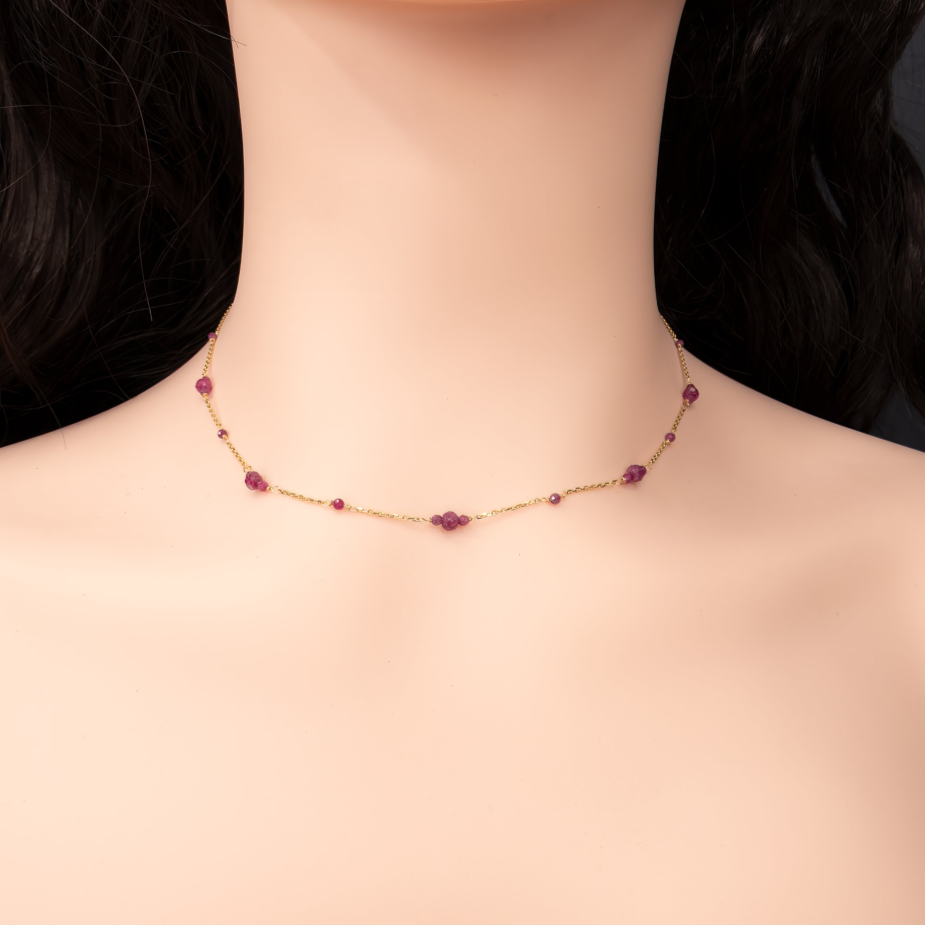 שרשרת מעודנת אך מרשימה בזהב 14 קראט, שבמרכזה תליון עם אבן רובי טבעית בגוון אדום־דם עז ובוהק. האבן, הידועה בסמליותה כאבן אהבה, תשוקה וכוח פנימי, משתלבת באלגנטיות עם זהב חמים ונעים לעין. התכשיט כולו יוצר תחושת נוכחות אלגנטית ועוצמה שקטה, מושלם לאישה המחוברת לרגש, לעוצמה ולסטייל נצחי.

