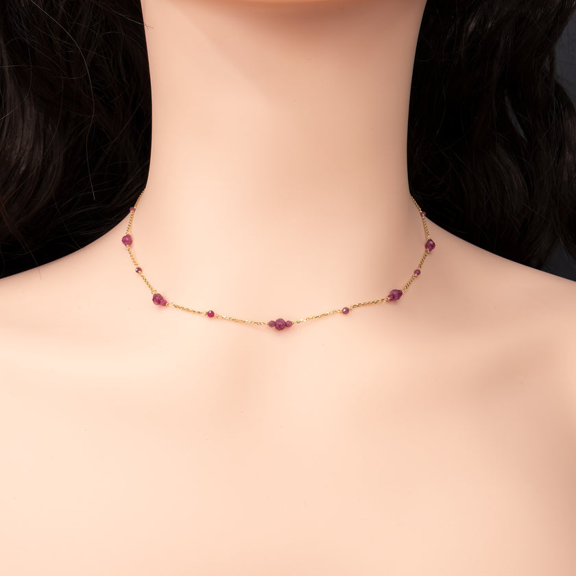 שרשרת מעודנת אך מרשימה בזהב 14 קראט, שבמרכזה תליון עם אבן רובי טבעית בגוון אדום־דם עז ובוהק. האבן, הידועה בסמליותה כאבן אהבה, תשוקה וכוח פנימי, משתלבת באלגנטיות עם זהב חמים ונעים לעין. התכשיט כולו יוצר תחושת נוכחות אלגנטית ועוצמה שקטה, מושלם לאישה המחוברת לרגש, לעוצמה ולסטייל נצחי.

