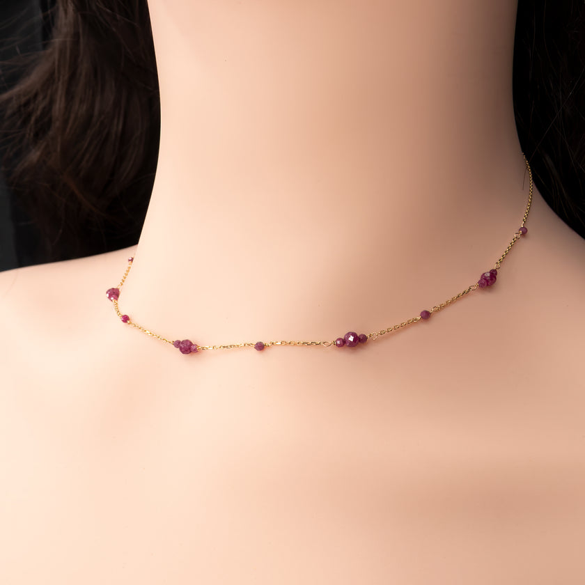 תכשיט זהב 14 קראט עם אבן רובי טבעית בעבודת יד עדינה, המשלב קווים נקיים עם עומק רגשי. הברק האדום של הרובי מתחלף בין בורדו עמוק לגוון יין בהתאם לתאורה, ומעניק לתכשיט דינמיות מתוחכמת. שרשרת זו נושאת מסר של נוכחות שקטה וביטחון עצמי, עם מראה שמתאים גם ליום-יום וגם לערב חגיגי.

