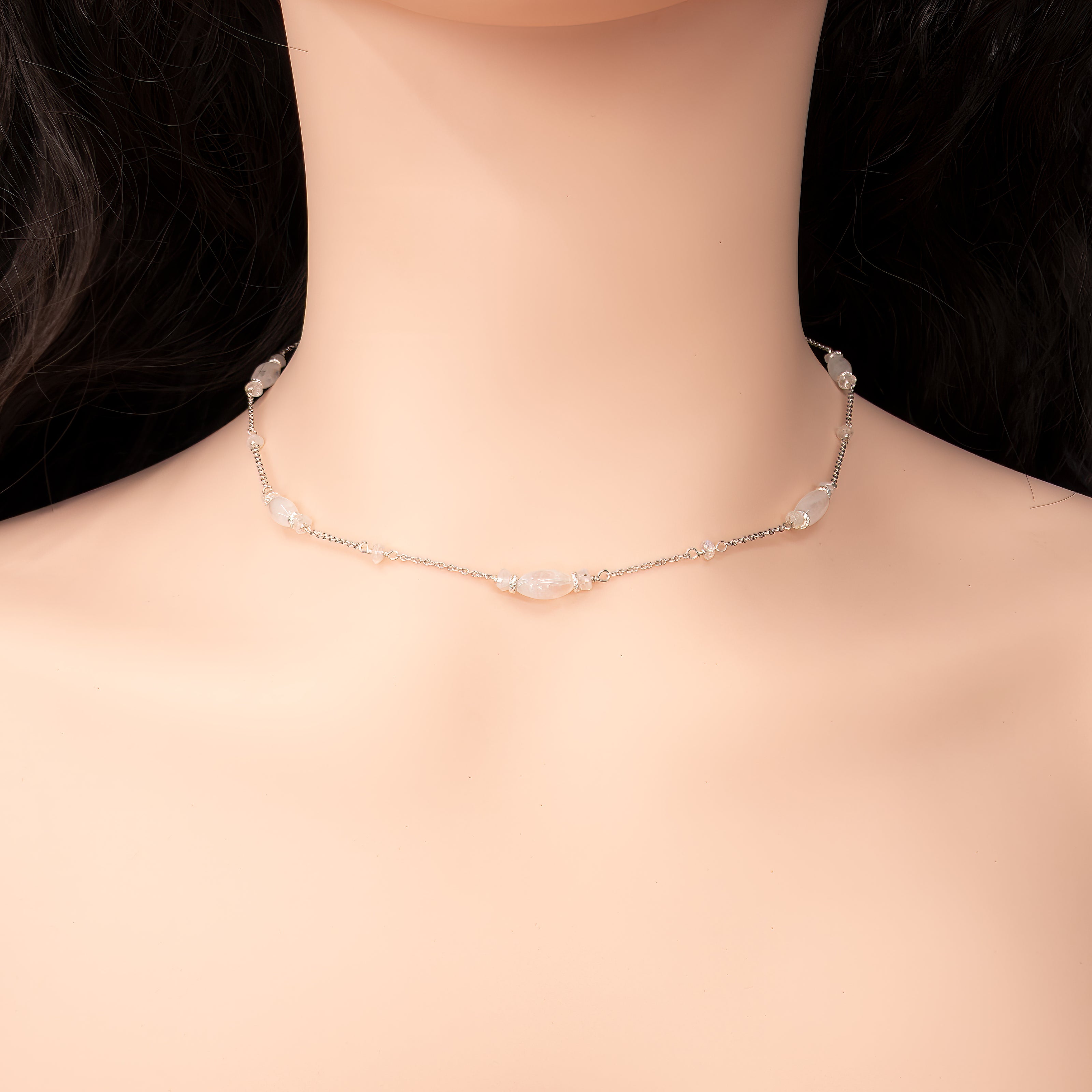 תקריב של שרשרת זהב 14 קראט עם שתי אבני חן טבעיות – מונסטון ואוליבין – בעיצוב נשי, אלגנטי ונקי. המונסטון מקרין אור פנימי עדין, בעוד האוליבין מוסיף נגיעה ירוקה ורעננה. התוצאה: תכשיט מרגש שמתאים לאישה שאוהבת חיבור לאנרגיה, אסתטיקה וטבע. תכשיט בעבודת יד, עשוי בקפידה, עם משמעות אישית ונוכחות שקטה.

