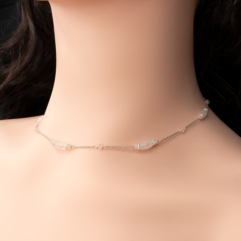 תכשיט ייחודי בעבודת יד: שרשרת עדינה מזהב 14 קראט עם שילוב מרהיב של מונסטון טבעי ואוליבין. מונסטון משרה תחושת שלווה ורכות, והאוליבין מוסיף אנרגיה בהירה ואופטימית. כל אבן נבחרת בקפידה ומשובצת בצורה הרמונית ליצירת תכשיט נשי, יוקרתי ומלא נוכחות. אידיאלי כמתנה עם משמעות עמוקה וחיבור טבעי.