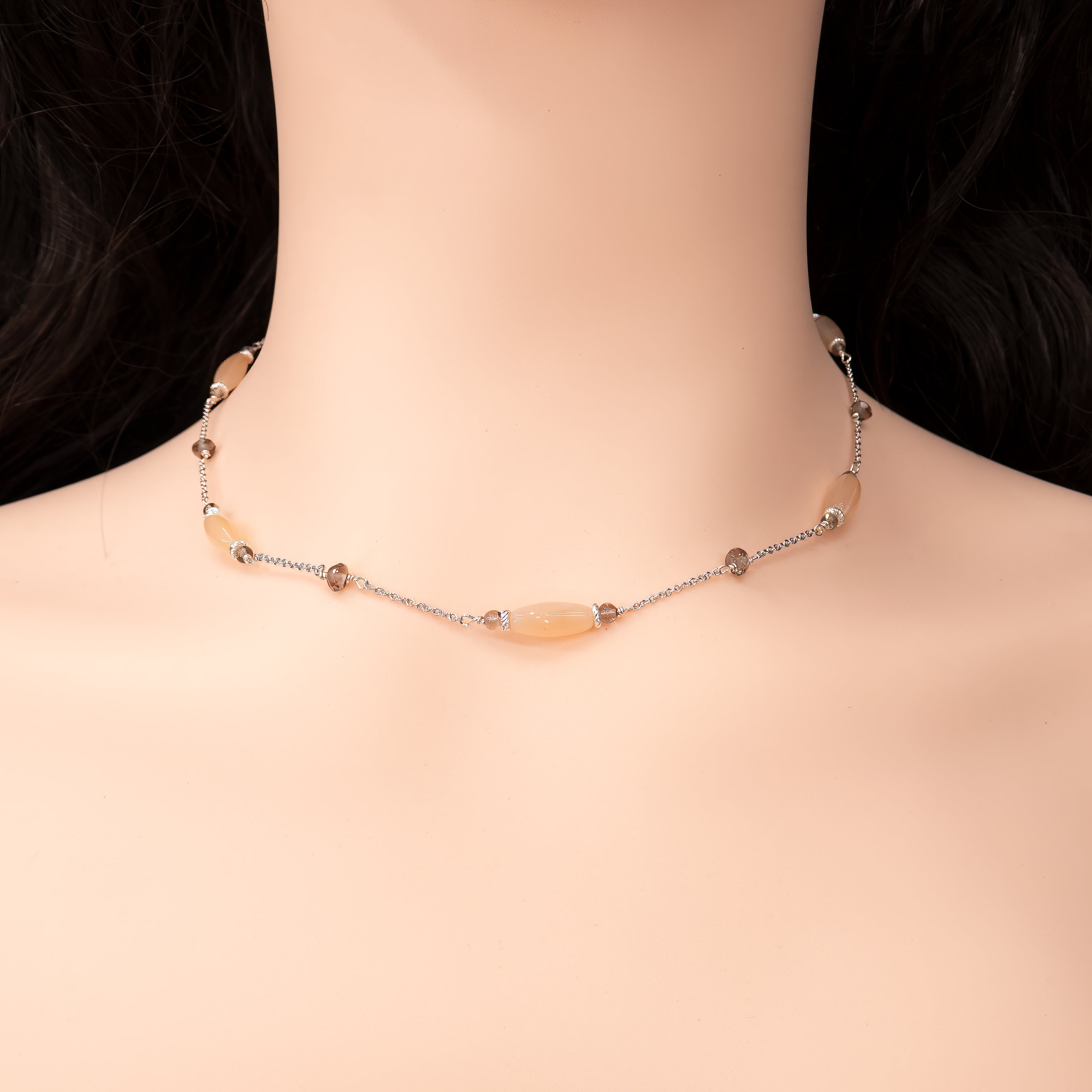 שרשרת זהב 14 קראט עדינה ונשית, המשובצת בשילוב מיוחד של טופז שקוף בעל ברק קריסטלי ומונסטון פנינתי זוהר בגוונים משתנים. התכשיט מקרין תחושה של טוהר ושלווה, ומביא עימו נגיעות של אור פנימי וקסם מיוחד. עיצוב השרשרת נקי ופשוט, אך מלא עומק, ומסוגל להקנות ללובשת תחושת ביטחון ורוגע בו זמנית, תוך הוספת נופך יוקרתי לכל הופעה.