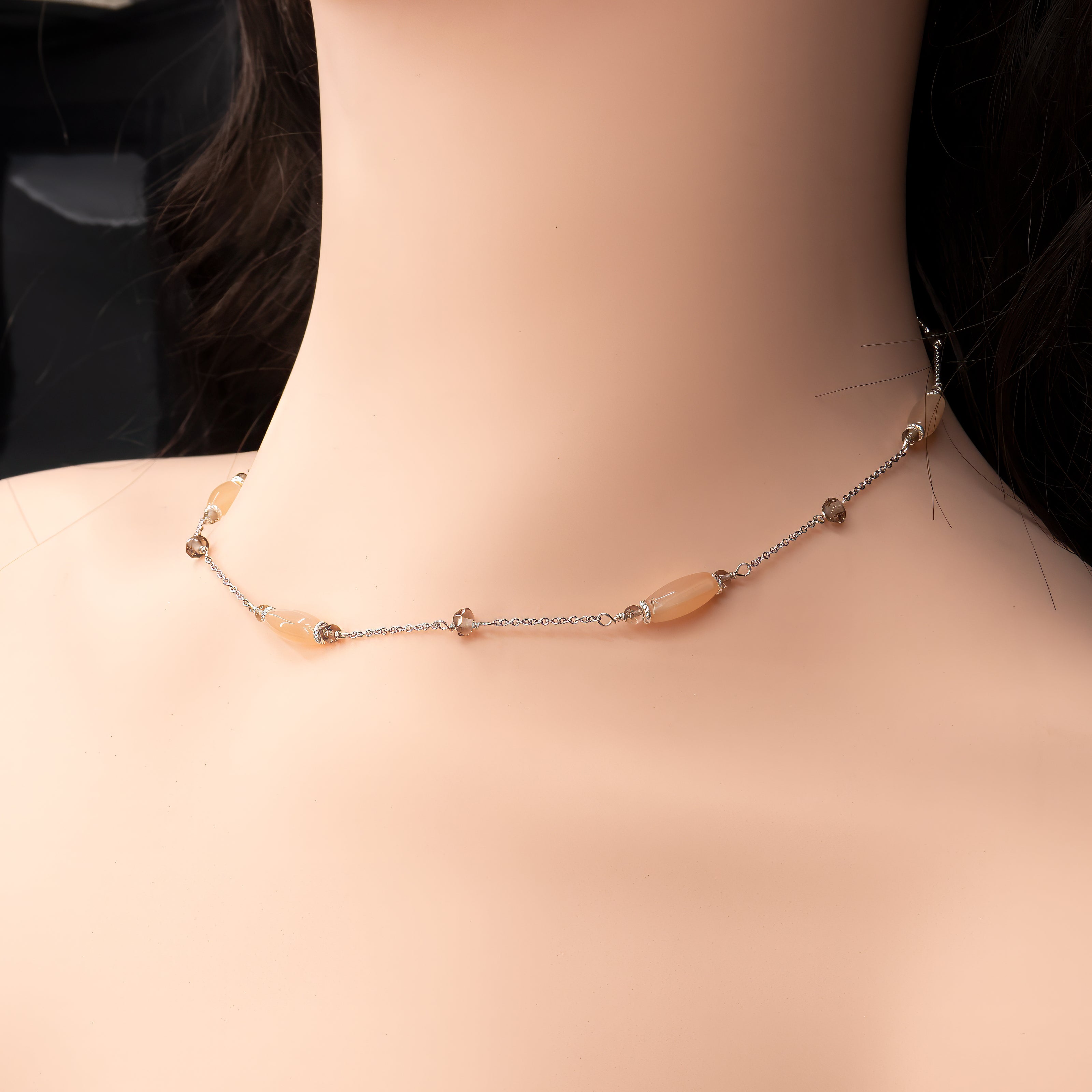 שרשרת זהב 14 קראט בעיצוב מינימליסטי ונקי, המשובצת באבני חן טבעיות של טופז ומונסטון בגוונים עדינים וקריסטליים. הטופז מבריק וזוהר, בעוד שהמונסטון מפיץ נצנוץ פנימי רך וקסום המזכיר אור ירח, המעניק לתכשיט תחושה של מסתורין וייחודיות. התכשיט מתאים לנשים שמעריכות שילוב של עכשוויות עם תחושת עומק, ומתאים הן למראה יומיומי מוקפד והן לסטייל ערב מתוחכם.