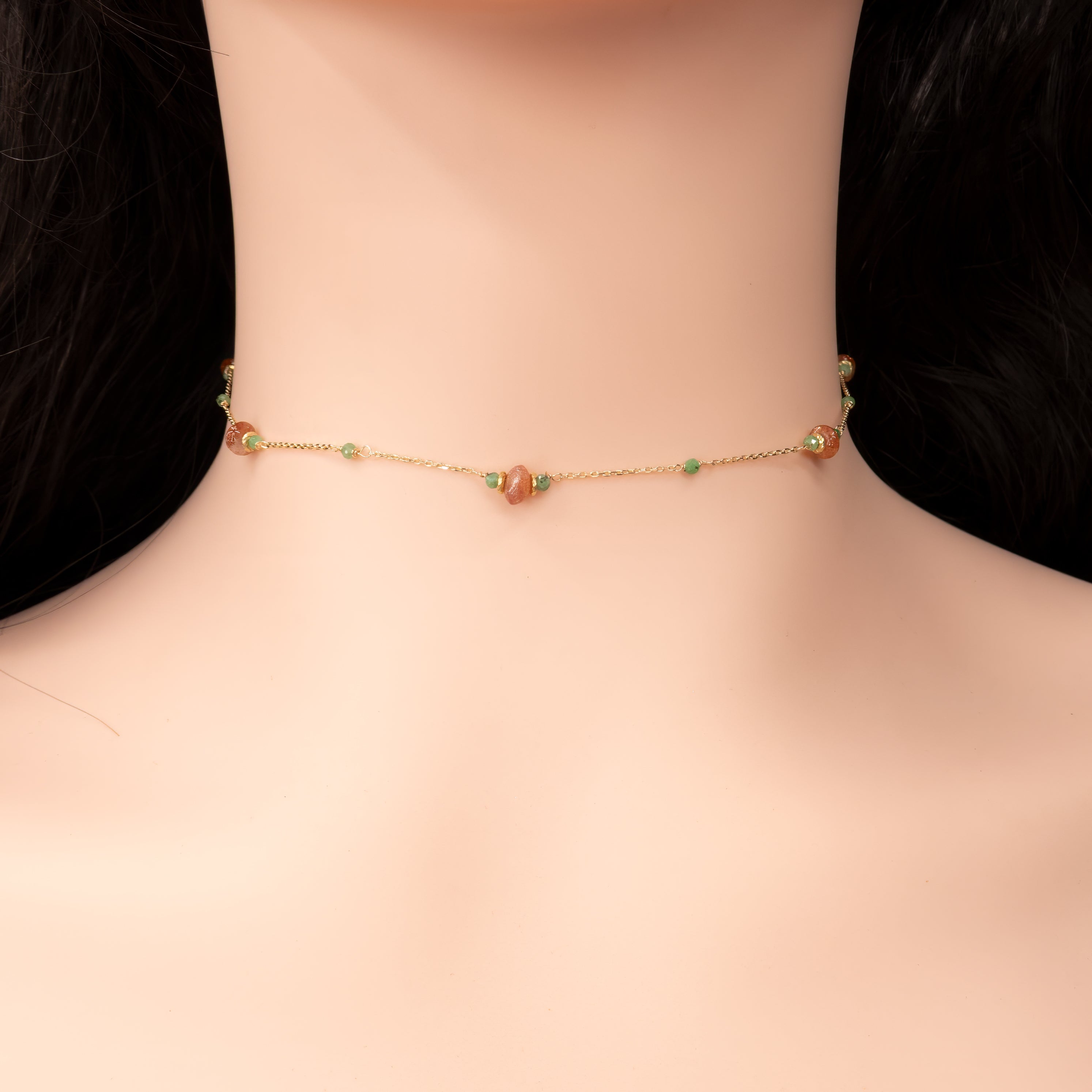 תכשיט זהב אלגנטי ועדין, בו שזורים יחד סאנסטון – אבן השמש הקורנת אור פנימי בגווני זהב־כתום – ורובי־זוייסייט, בעלת ניגוד עז של ירוק חי ורובי בוהק. שילוב יוצא דופן של שמחה, חיוניות וקרקוע. מתאים לנשים יצירתיות ורגישות שמחפשות תכשיט שיש בו גם סטייל וגם עומק רגשי.

