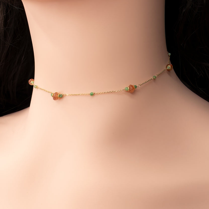 שרשרת עדינה וזהובה, עם סאנסטון כתמתם־זהוב מלא אור ורובי־זוייסייט בגווני ירוק־פוקסיה רכים. תכשיט שמשלב את חום השמש עם אנרגיה אדמתית־נשית, ונוגע בנקודות של שמחה, אהבה, והרמוניה פנימית. הבחירה המושלמת לאישה מחוברת לעצמה.

