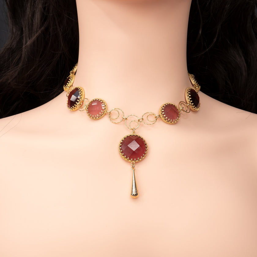 ענק כסף בוהק שמשלב ניגודיות מושלמת עם אבן בצבע מרון עמוק – מראה אצילי, יוקרתי ומלא נוכחות. האבן נבחרה בקפידה בשל הגוון המיוחד והעומק שלה – שילוב של עוצמה ואלגנטיות.