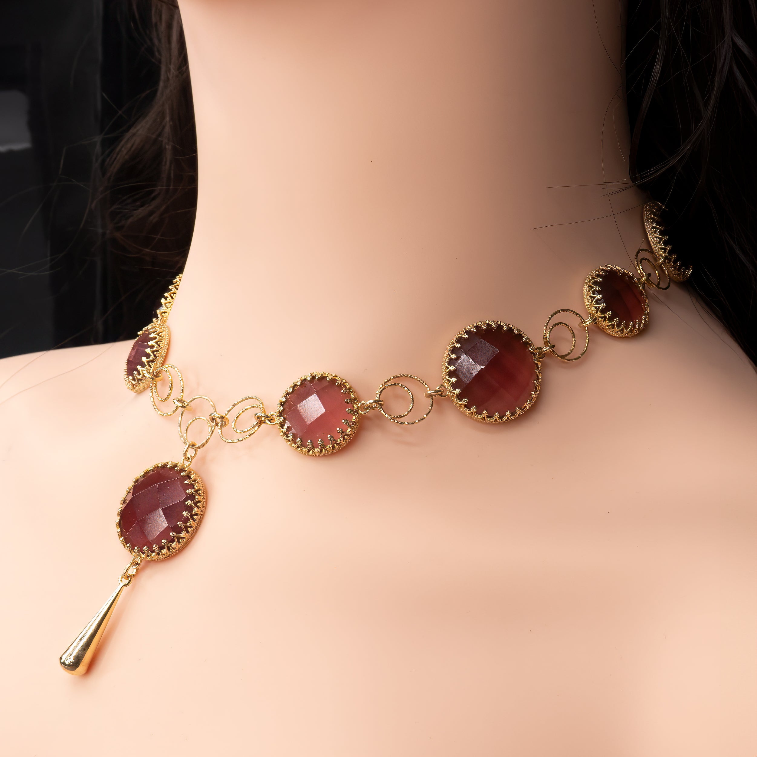 שרשרת בגוני בורדו-יין עם נגיעות כסופות – מתאימה לחובבות צבעים עזים אך אלגנטיים, עם אהבה לפרטים הקטנים. עבודת יד קפדנית, עם תשומת לב לכל פרט – מהאבן ועד סוגר השרשרת.