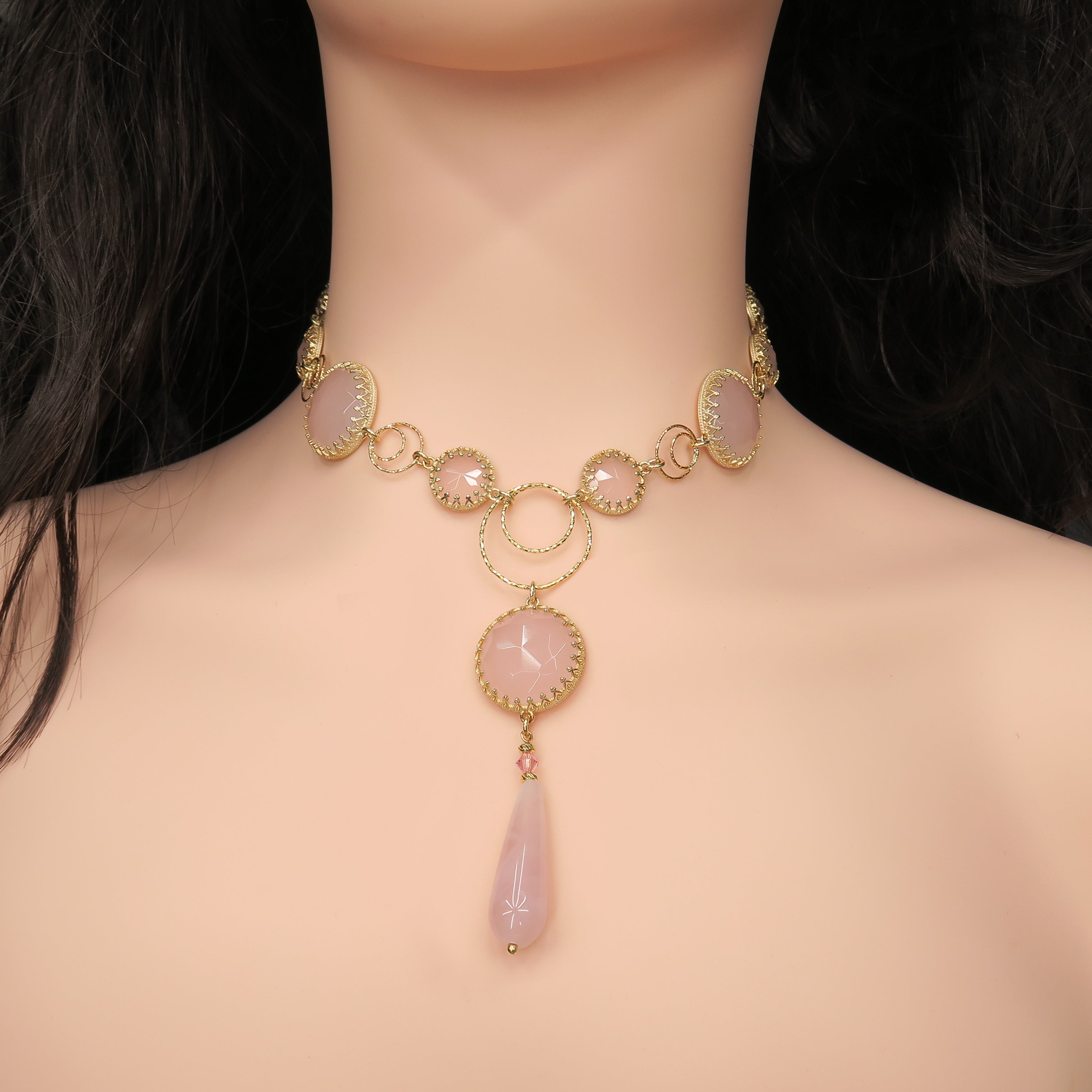 ענק כסף מרהיב עם נגיעות ורדרדות רכות – אבן בגוון ורוד פנינתי שמשתנה בהתאם לאור ומוסיף אור לפנים. תכשיט שמשדר שלווה ואהבה עצמית. מתאים לכל גיל – מנערות צעירות ועד נשים בוגרות שמבקשות יופי אלגנטי ועדין. עיצוב על-זמני שמלווה לאורך זמן.