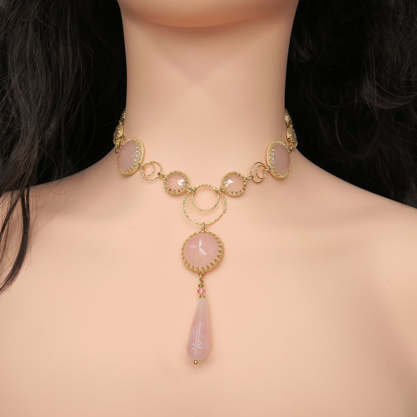 ענק כסף מרהיב עם נגיעות ורדרדות רכות – אבן בגוון ורוד פנינתי שמשתנה בהתאם לאור ומוסיף אור לפנים. תכשיט שמשדר שלווה ואהבה עצמית. מתאים לכל גיל – מנערות צעירות ועד נשים בוגרות שמבקשות יופי אלגנטי ועדין. עיצוב על-זמני שמלווה לאורך זמן.