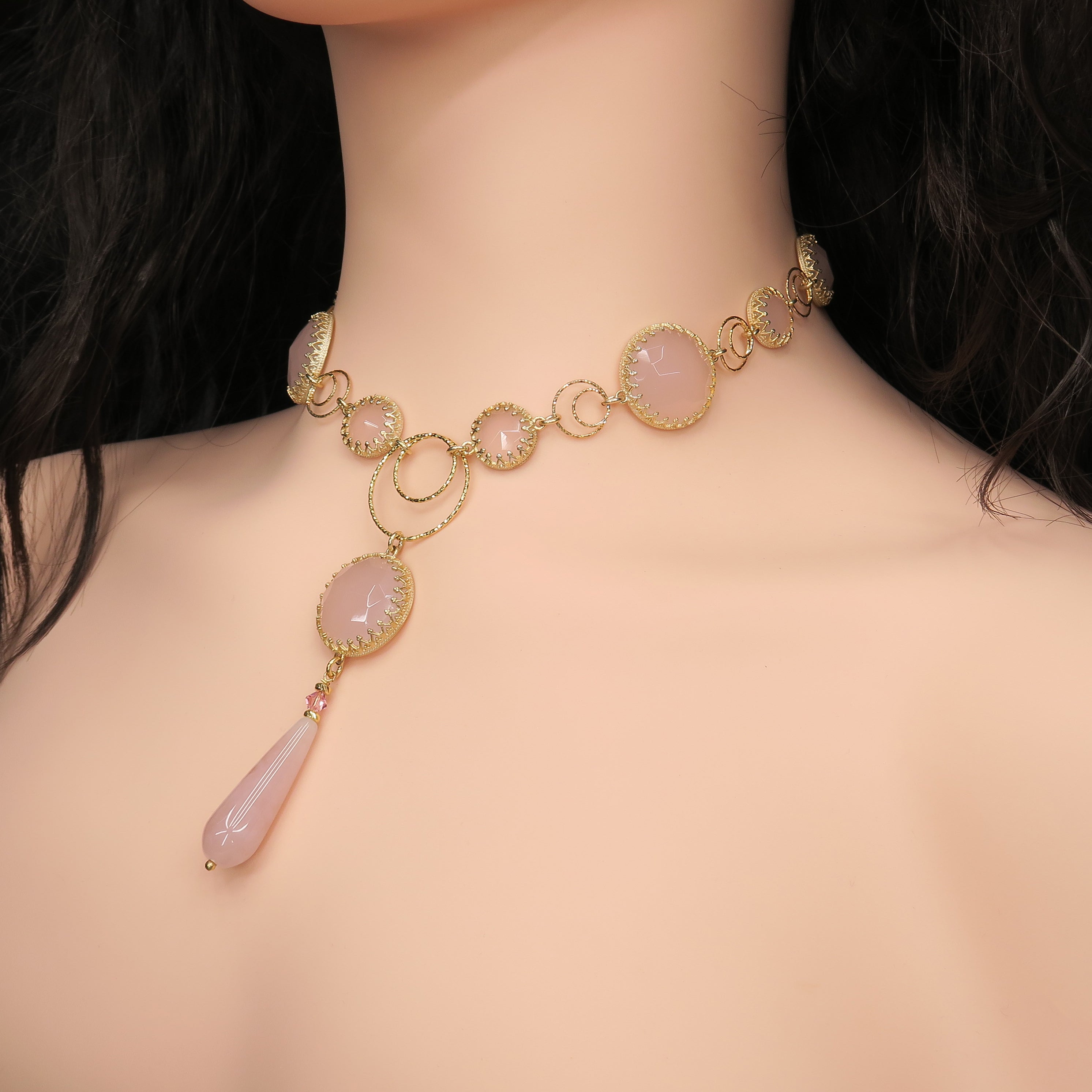 שרשרת כסף מעוצבת עם אבן ורודה שמשדרת חום רגשי ואנרגיה חיובית. צבע ורדרד שקוף עם עומק, מוסיף תחושת רוך ומגע טבעי ואלגנטי כאחד. האבן נבחרה בשל איכותה הגבוהה והברק הרך שלה. עבודת יד מוקפדת שמדגישה את הטבעיות והאור הפנימי שבחומר.