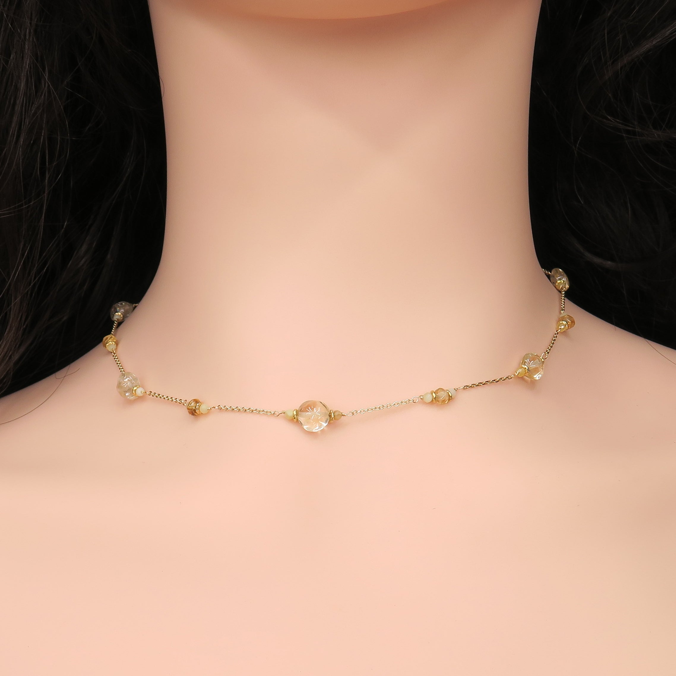 שרשרת זהב 14 קראט עם תליון משולב אבני טופז ואופל, שבו הברק הקריסטלי של הטופז מתמזג עם הניצנוץ הרב-גוני של האופל, ליצירת מראה עדין, מיוחד ומרגש.