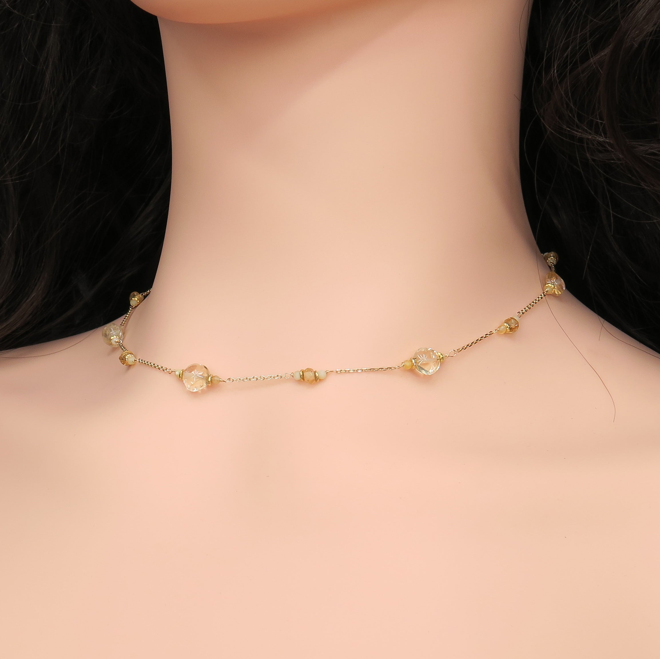 שרשרת זהב 14 קראט עדינה, המשובצת בטופז שקוף ואופל צבעוני, שיוצרים יחדיו שילוב מושלם בין אור צלול וניצנוץ פנימי חם. התכשיט מושלם לנשים שמעריכות תכשיטים בעלי עומק, עם מראה טבעי ונוכחות עדינה.