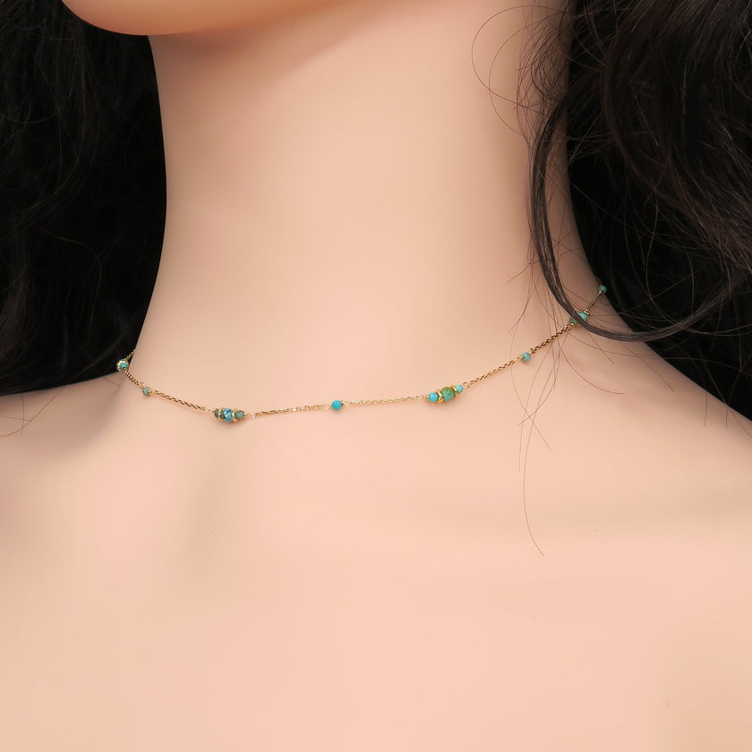 תכשיט מלא ניגודים הרמוניים: שרשרת עדינה מזהב 14 קראט, עם טורקיז חי בגוון כחול־ירקרק המזכיר מי לגונה טרופית. התליון שואב השראה מתרבויות עתיקות – האצטקים, המצרים והאינדיאנים, כולם ראו בטורקיז אבן של ריפוי וחיבור לשמים. בחירה מושלמת לאישה המחפשת עומק, משמעות וסטייל בעיצוב אחד.

