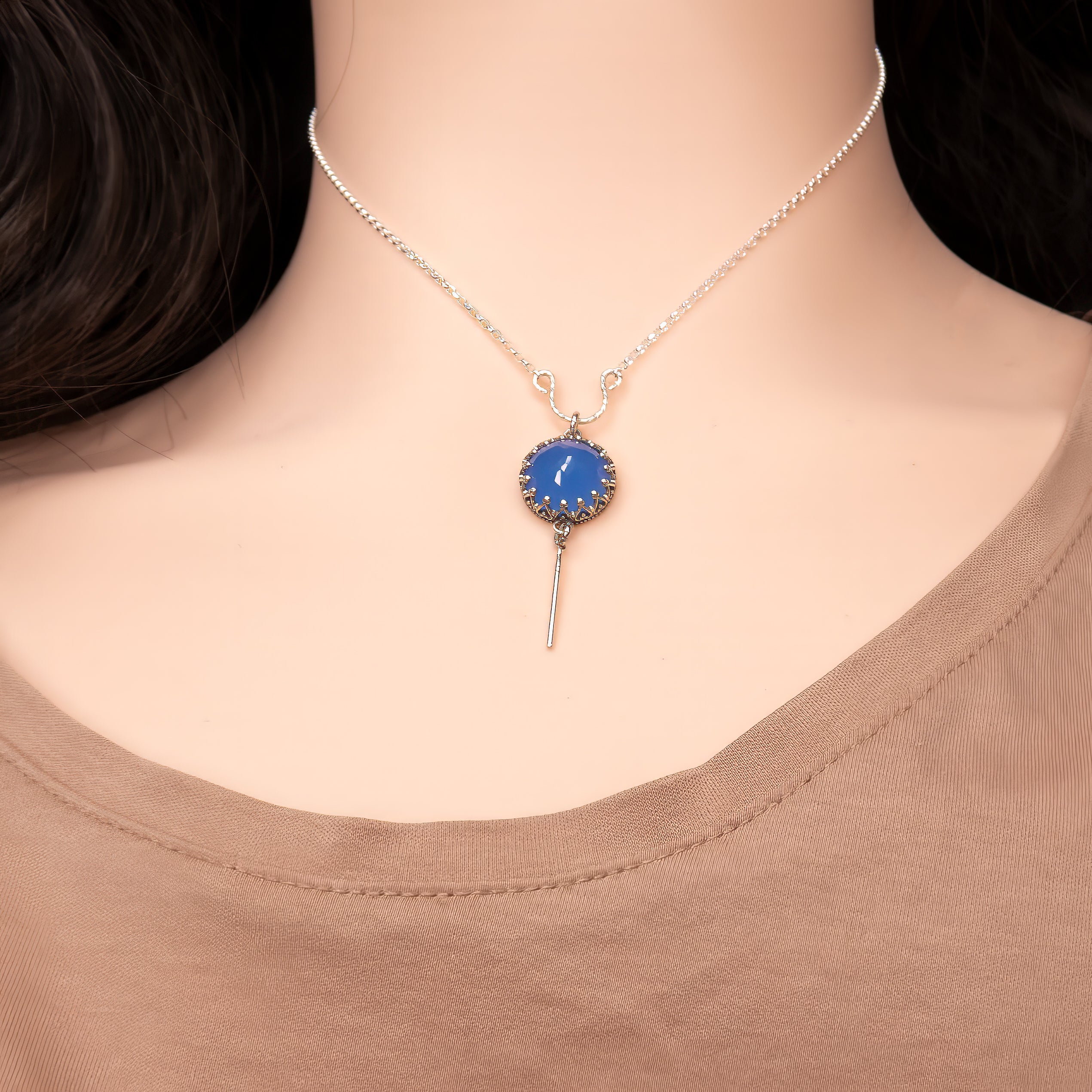שרשרת כסף מעודנת עם תליון אופלייט בגוון רויל כחול עמוק – גוון מלכותי, עשיר ומרהיב ביופיו. האבן זוהרת באור פנימי קסום, ומשנה את עוצמת הצבע בהתאם לתאורה – ממש כחול אינסופי שמזכיר שמי לילה או עומק של ים מסתורי. שילוב האבן עם הכסף הנקי יוצר תכשיט עוצמתי ואלגנטי, שמקרין ביטחון, נוכחות ושיק בלתי מתאמץ. מתאימה לנשים שמחפשות תכשיט שקט אבל בלתי נשכח – תוספת מדויקת להופעה ערב וגם למראה יומיומי עם טוויסט של עומק וצבע.








