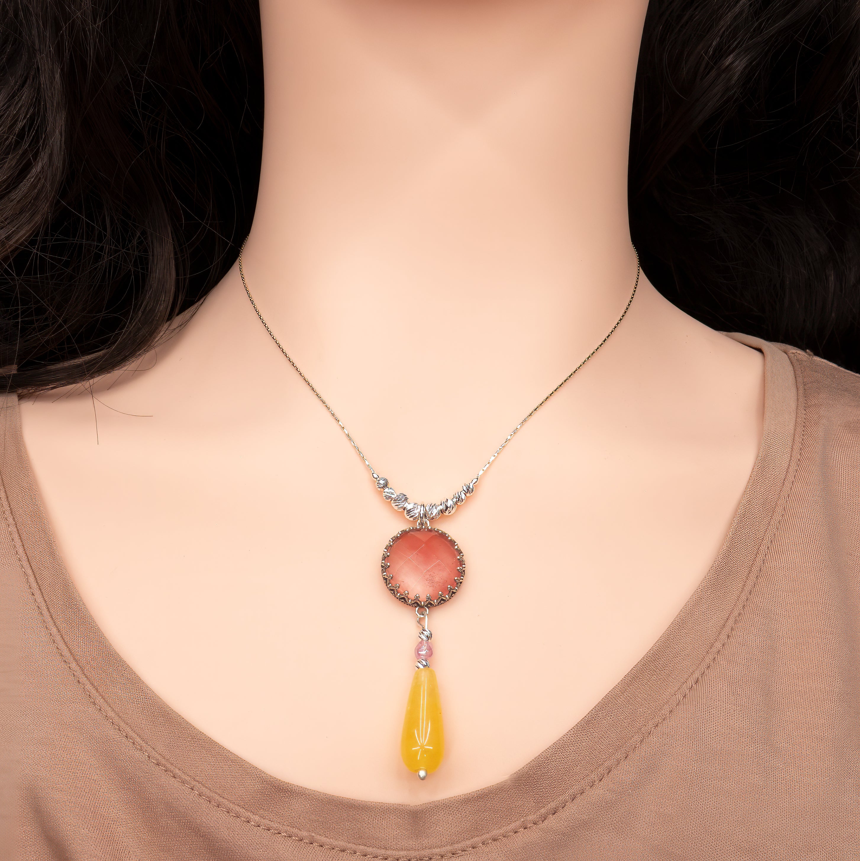 שרשרת כסף עדינה עם תליון ייחודי ומשובב עין, המשלב אופלייט בגוונים ורוד פודרה וצהוב חמימה. האבן משנה את גווניה לפי התאורה – לעיתים זוהרת כמו זריחה רכה, ולעיתים מתמסרת למראה חלבי ופנינתי. התוצאה היא תכשיט מלא אור, שמח וקסום, שמחבר בין אנרגיה צעירה לרוך נשי. עיצוב נקי אך בלתי נשכח, מושלם למי שאוהבת צבעים רכים עם טוויסט של שמחה פנימית. מתאים כמתנה מקורית או כתכשיט שמלווה אותך ביומיום ונותן תחושת אור בכל מבט.










