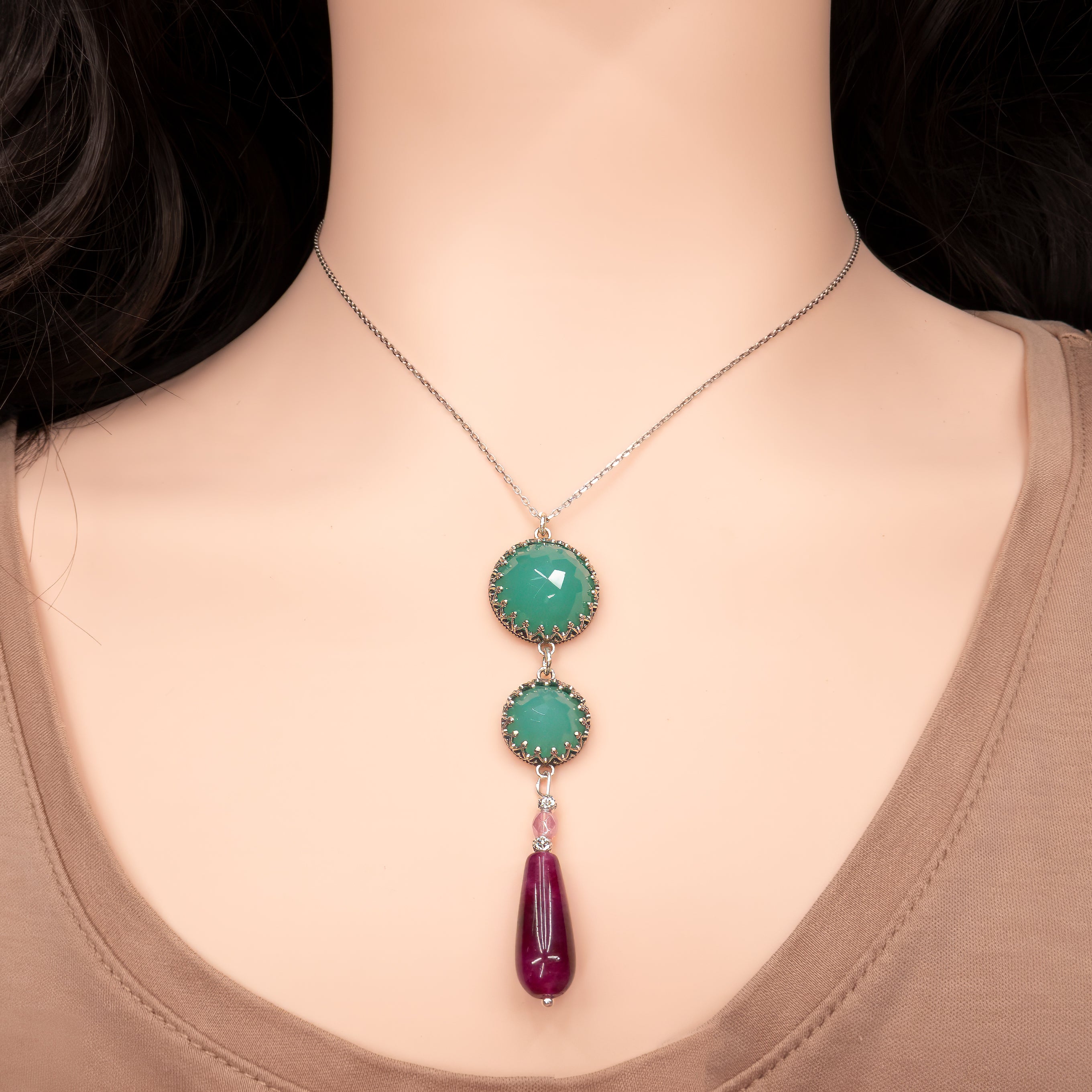 שרשרת כסף בעבודת יד עם תליון משולב ומקורי: אופלייט בגוון ירקרק־פנינתי לצד אגת עמוקה בגוון בורדו מהפנט. האופלייט מפיץ אור פנימי, כמעט קסום, והאגת מוסיפה נופך עוצמתי וארצי. שילוב הצבעים יוצר איזון בין רוך לעוצמה – תכשיט בעל נוכחות שקטה, מושלם לנשים שאוהבות תכשיטים עם אמירה אישית.

