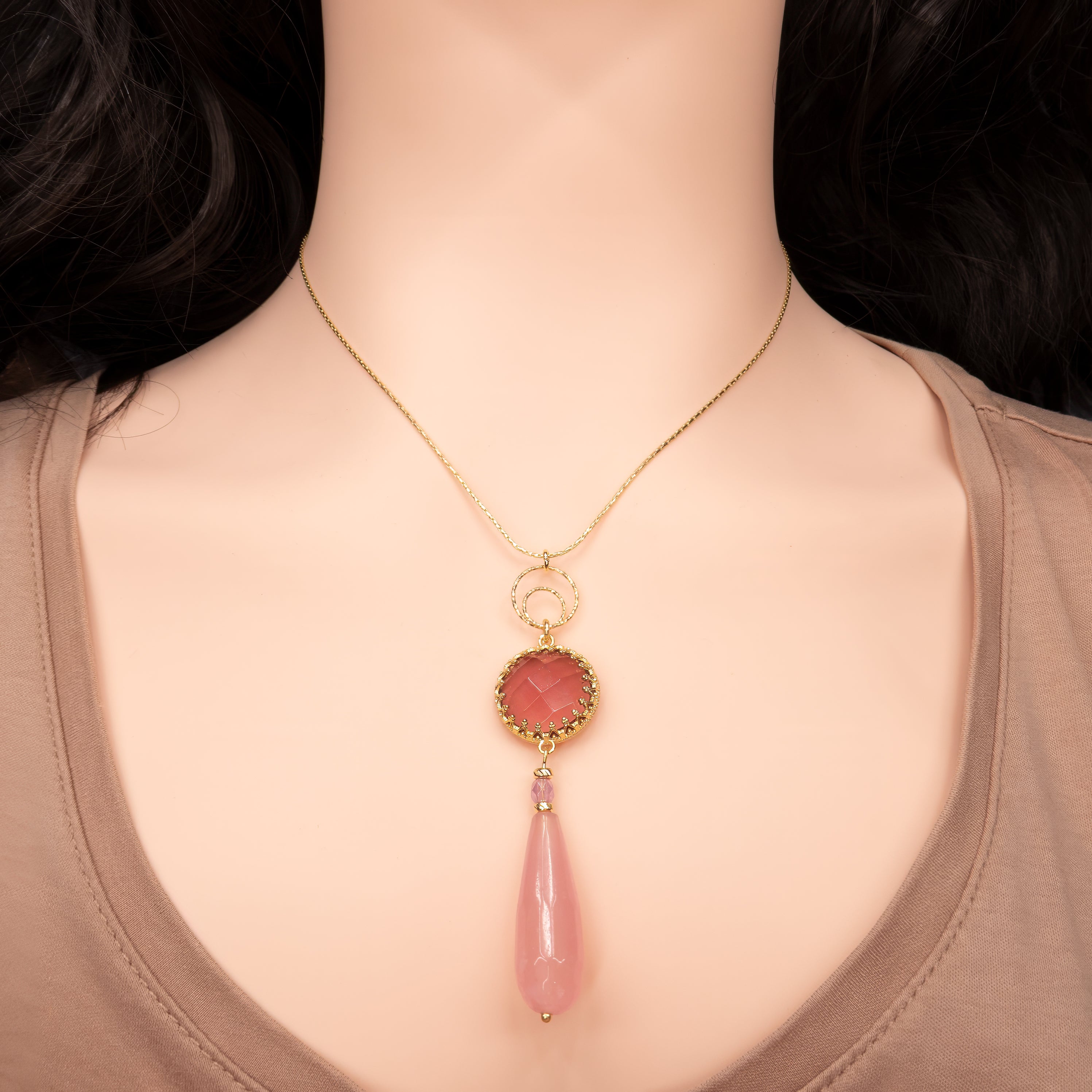 שרשרת כסף עדינה עם תליון אופלייט בגוון ורוד רך – כמו נגיעת שחר או חלום מתוק. האבן משנה גווניה בהתאם לאור – בין ורוד פנינה לנגיעה חלבית שקופה, עם זוהר פנימי עדין. עיצוב קלאסי ונשי, מושלם לאוהבות תכשיטים רומנטיים עם ניחוח של פשטות ואור.

