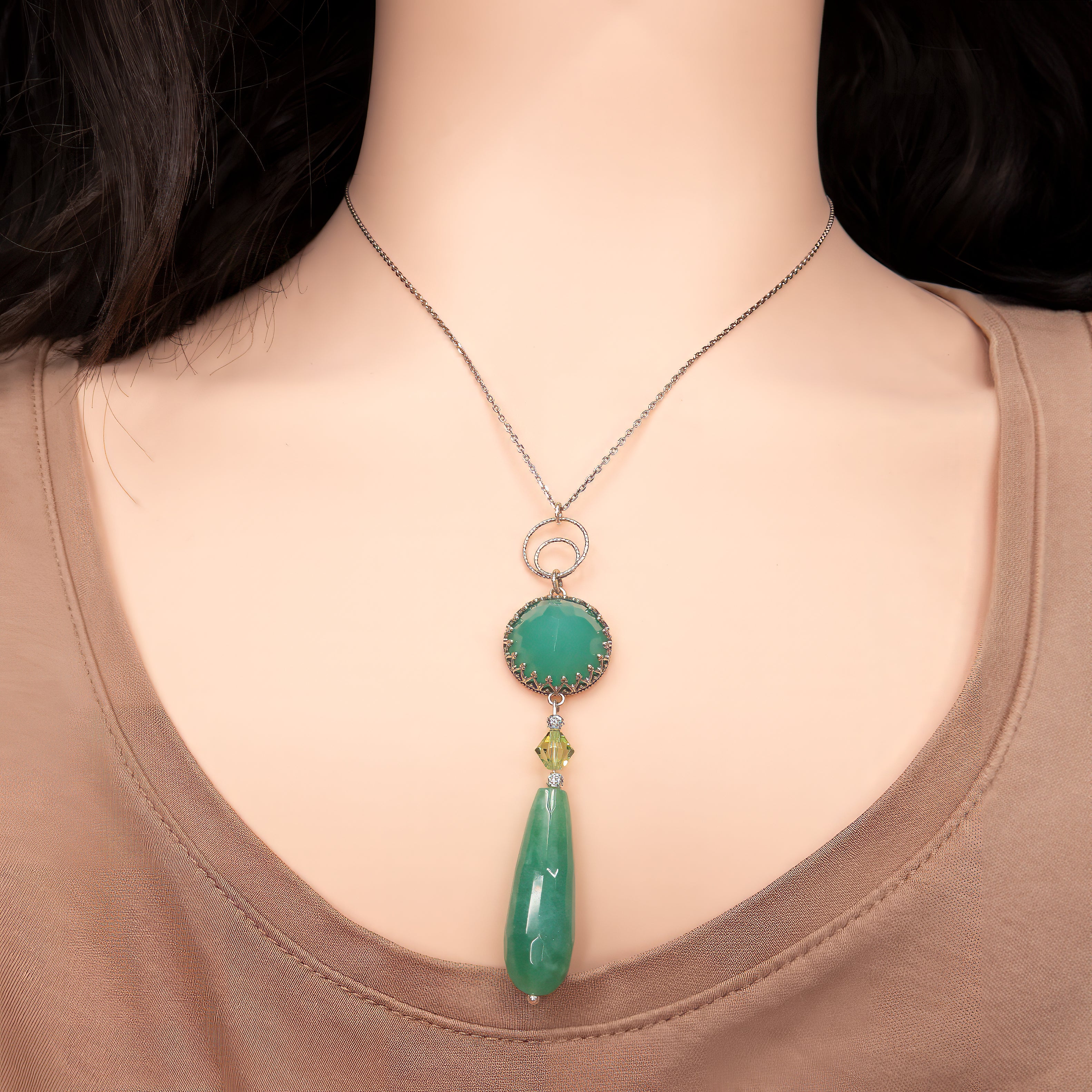 שרשרת כסף סטרלינג עם תליון משולב באופלייט חלומי ואגת בגוון ירוק טבעי. האופלייט הקסום זוהר ברכות בגווני תכלת ופנינה, והאגת מוסיפה עומק ירוק, המזכיר יערות ולב רגוע. שילוב האבן החלבית והירקרקת משרה הרמוניה ומביא איתו תחושת איזון פנימי. תכשיט מלא נוכחות ועדינות כאחד, מתאים לכל עונה ורגע.

