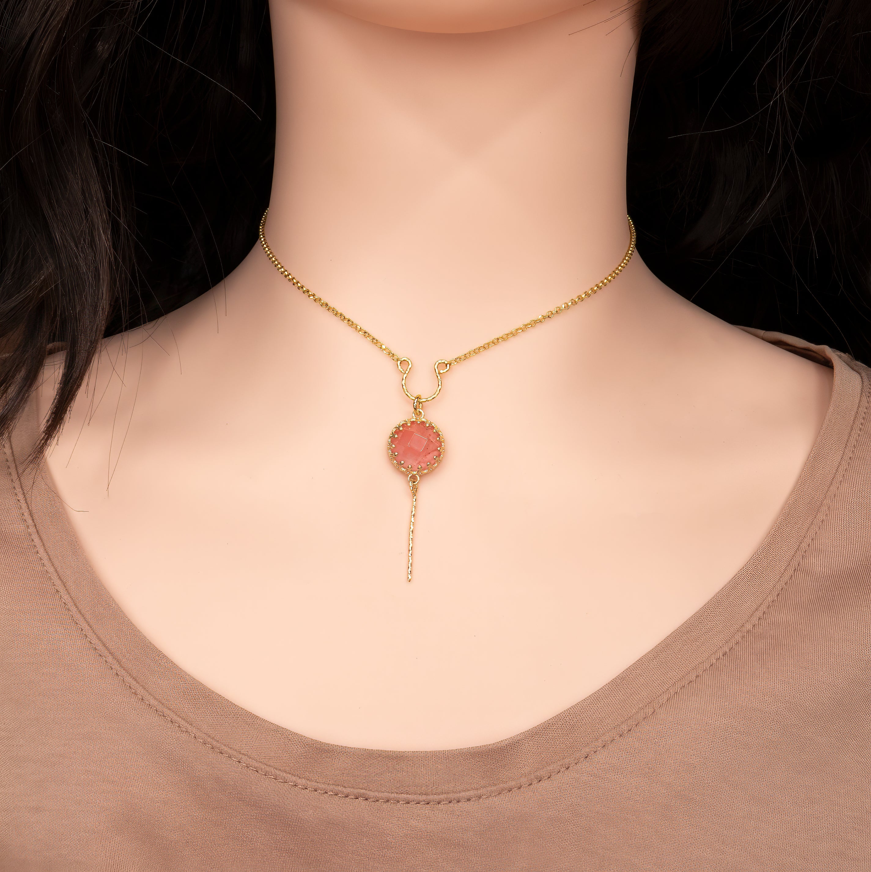 שרשרת כסף אלגנטית עם תליון אופלייט ייחודי בגוון ורוד־אדום עמוק, צבע שמאזן בין רוך לנוכחות. האבן זוהרת באור פנימי שקוף־חלבי, ובתאורה משתנה חושפת גוונים של ורוד שושנה, אדום פירות יער ולעיתים נגיעות זהובות עדינות. זהו תכשיט עם אופי – נשי, עוצמתי ומרגש. עיצוב מינימליסטי שמדגיש את יופייה של האבן עצמה, ומשתלב בקלות עם לוקים יומיומיים וגם עם הופעות ערב רומנטיות או חגיגיות. מושלם למי שאוהבת צבע עם עומק, תעוזה עם אלגנטיות, ותכשיט שיש בו גם קסם וגם נוכחות.








