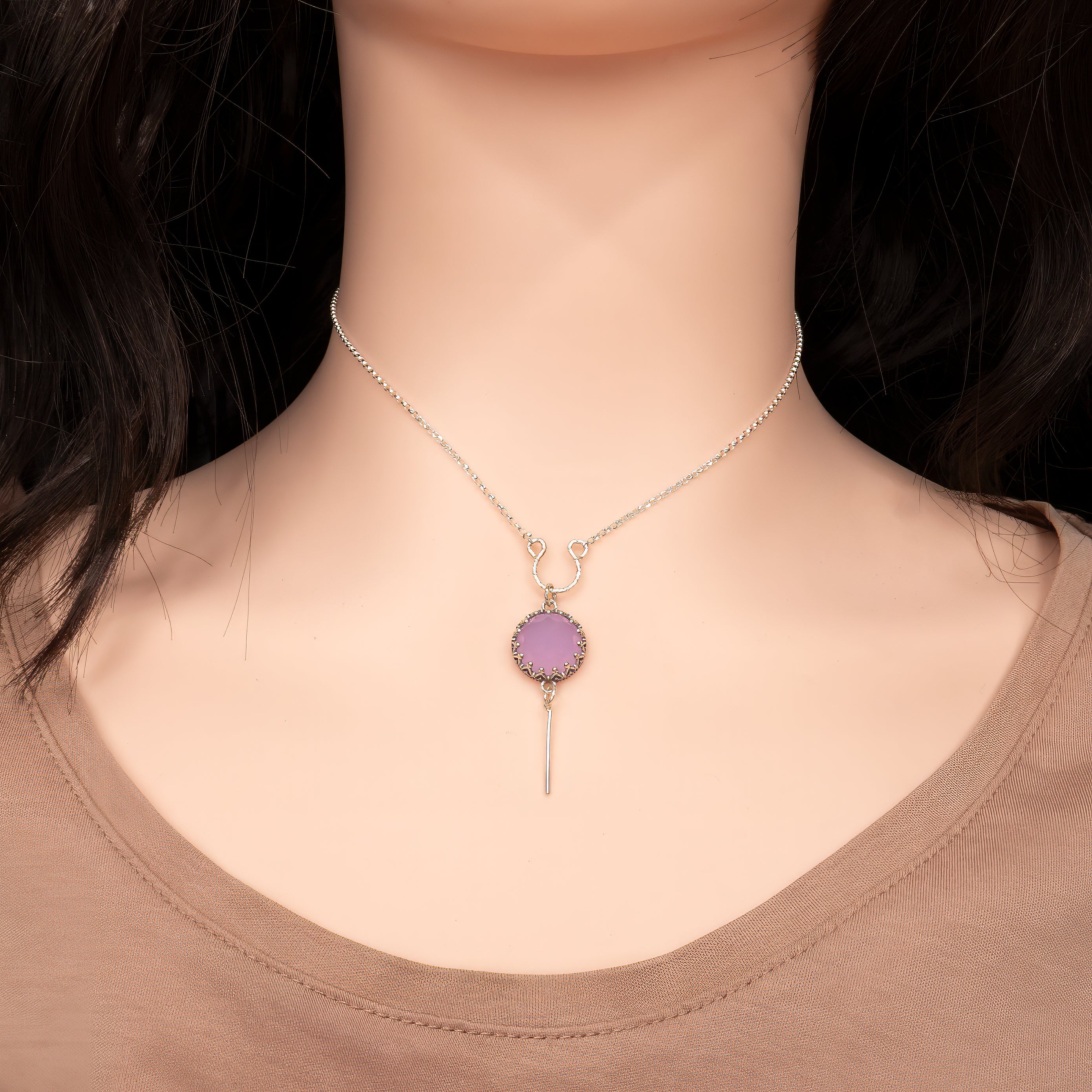 שרשרת כסף מעודנת עם תליון אופלייט בגוון ורוד בהיר, חלומי ונשי במיוחד. האבן מפיצה אור פנימי רך, כמעט שקוף, עם נצנוץ פנינתי שמשתנה לפי התאורה – לעיתים ורוד פודרה ולעיתים בגוון כמעט חלבי עם נגיעות זהב או תכלת קלושות. תכשיט עדין אך מלא נוכחות שקטה, מושלם לנשים שאוהבות עיצוב מינימליסטי עם נגיעה של רוך ורומנטיקה. משתלב נהדר עם שמלות בהירות, סגנון בוהו, או כל מראה טבעי ונקי. מתנה אידאלית לאירועים מרגשים, או פשוט כתוספת יפה שמאירה את היומיום באור רך.








