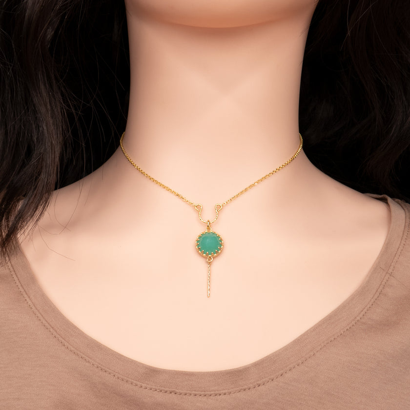 שרשרת מכסף סטרלינג עם תליון אופלייט בגוון תכלת עמוק עם הבהקים פנימיים בצבעי ענן. המראה האוורירי והחלומי של האבן מעניק לתכשיט ניחוח של שקט פנימי ואלגנטיות עדינה. השרשרת מתאימה לשילוב עם בגדי בוהו, שמלות קיץ לבנות או מראה יומיומי עם טוויסט רומנטי.

