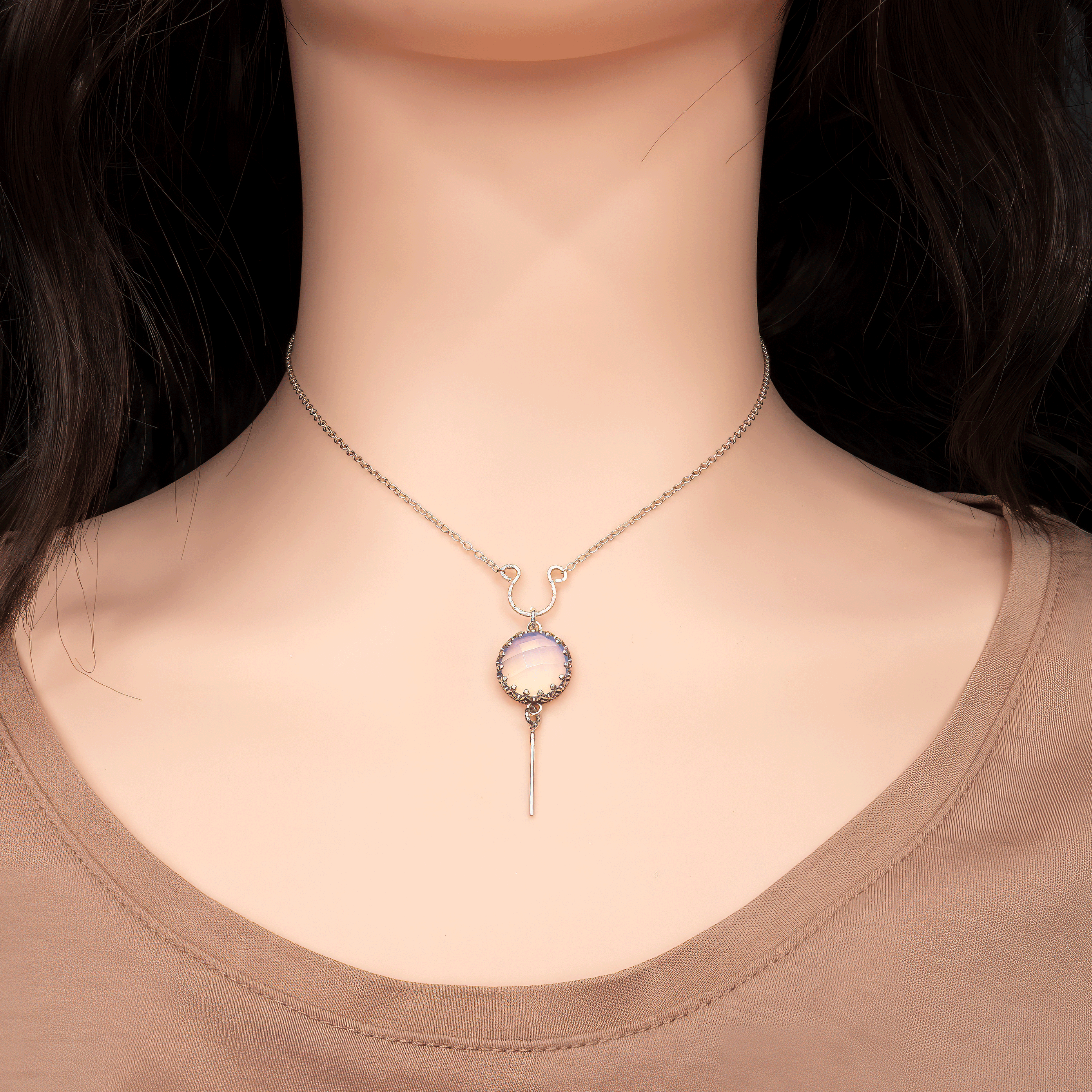 שרשרת כסף סטרלינג עם תליון אופלייט בגוון לבן חלבי וזוהר, המשדר רוך, ניקיון והרמוניה. האבן בעלת שקיפות פנימית מרמזת, משנה גווניה בעדינות לפי התאורה – לעיתים לבן פנינה, לעיתים עם הבהקים של תכלת וזהב רך. זהו תכשיט אלגנטי ונשי, שמשתלב עם כל הופעה ומעניק לה נגיעה של אור שקט. מתאים למראה יומיומי בסטייל מינימליסטי, או כאקססורי מעודן לשמלת ערב. תכשיט שמבטא טוהר ואלגנטיות טבעית – מתנה מושלמת לאישה שאוהבת יופי נקי ועמוק.








