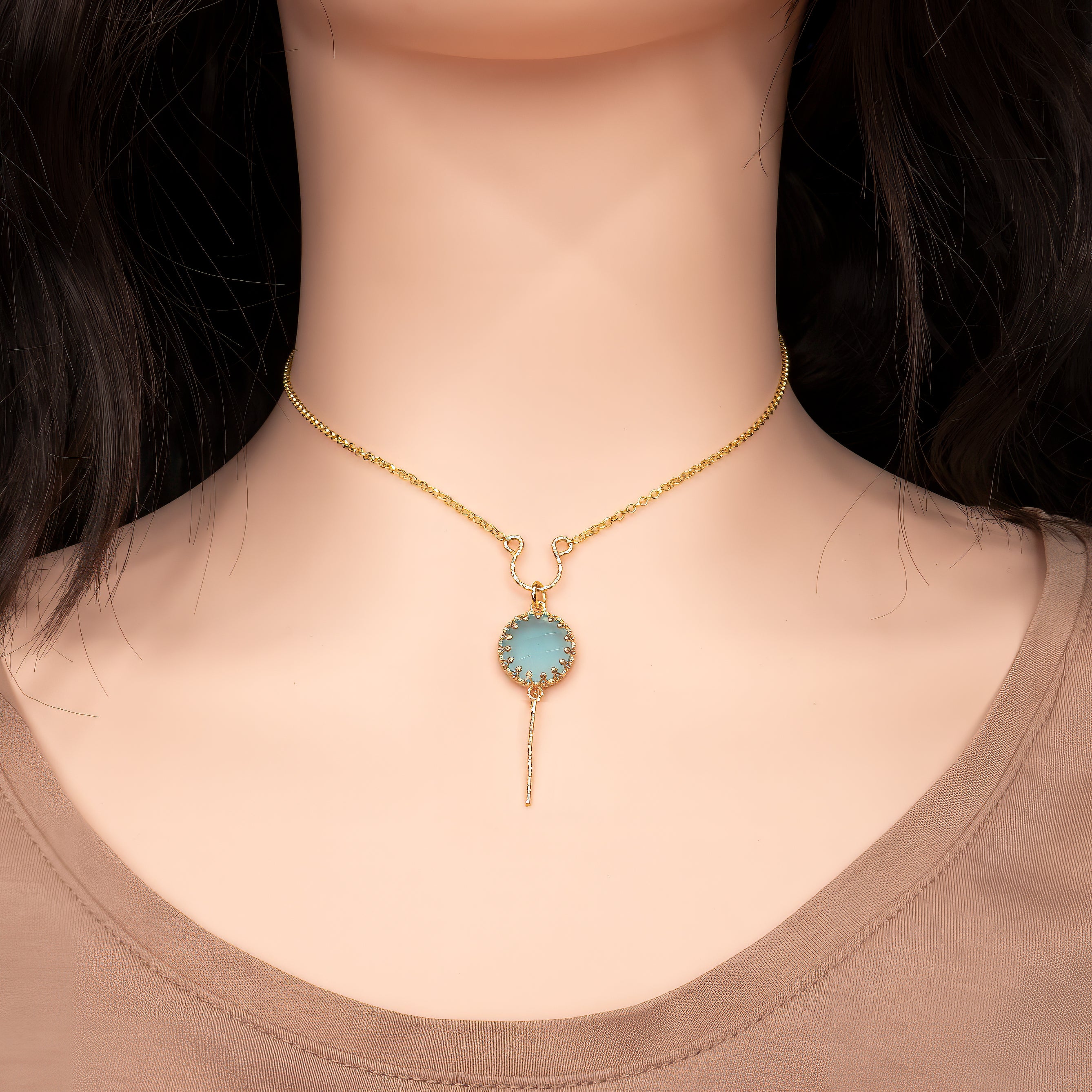 שרשרת כסף עדינה עם תליון אופלייט בגוון תכלת בהיר – צבע שמזכיר שמיים של בוקר רגוע או ים שקט באור ראשון. האבן שקופה למחצה, עם נצנוץ פנימי חלבי ופנינתי, המשתנה לפי זווית האור ויוצר אפקט חלומי ומלטף. תכשיט שמשרה תחושת שלווה, ניקיון ואוויר פתוח, ומתאים במיוחד לאוהבות עיצוב נקי, מרגיע ואוורירי. תליון קליל אך עם נוכחות, שניתן לשלב בקלות בלבוש יומיומי או כמגע אלגנטי להופעה חגיגית. מתנה מושלמת לרגעים של התחלה חדשה, השראה או פינוק אישי מלא אור.








