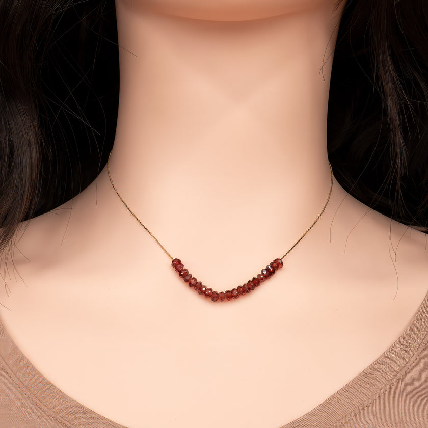 תקריב של שרשרת זהב 14 קראט עם אבן חן גארנט טבעית בצבע בורדו עמוק. התכשיט משלב נגיעה של יוקרה עם סמליות רגשית – האבן מייצגת אהבה עמוקה, כוח פנימי ונשיות. עיצוב מינימליסטי אך מלא עוצמה, מתאים גם לשימוש יומיומי וגם לאירועים מיוחדים. עבודת יד מדויקת עם חומרים איכותיים בלבד. הבחירה המושלמת למתנה רומנטית, תכשיט אנרגטי או הצהרת סגנון אישית.

