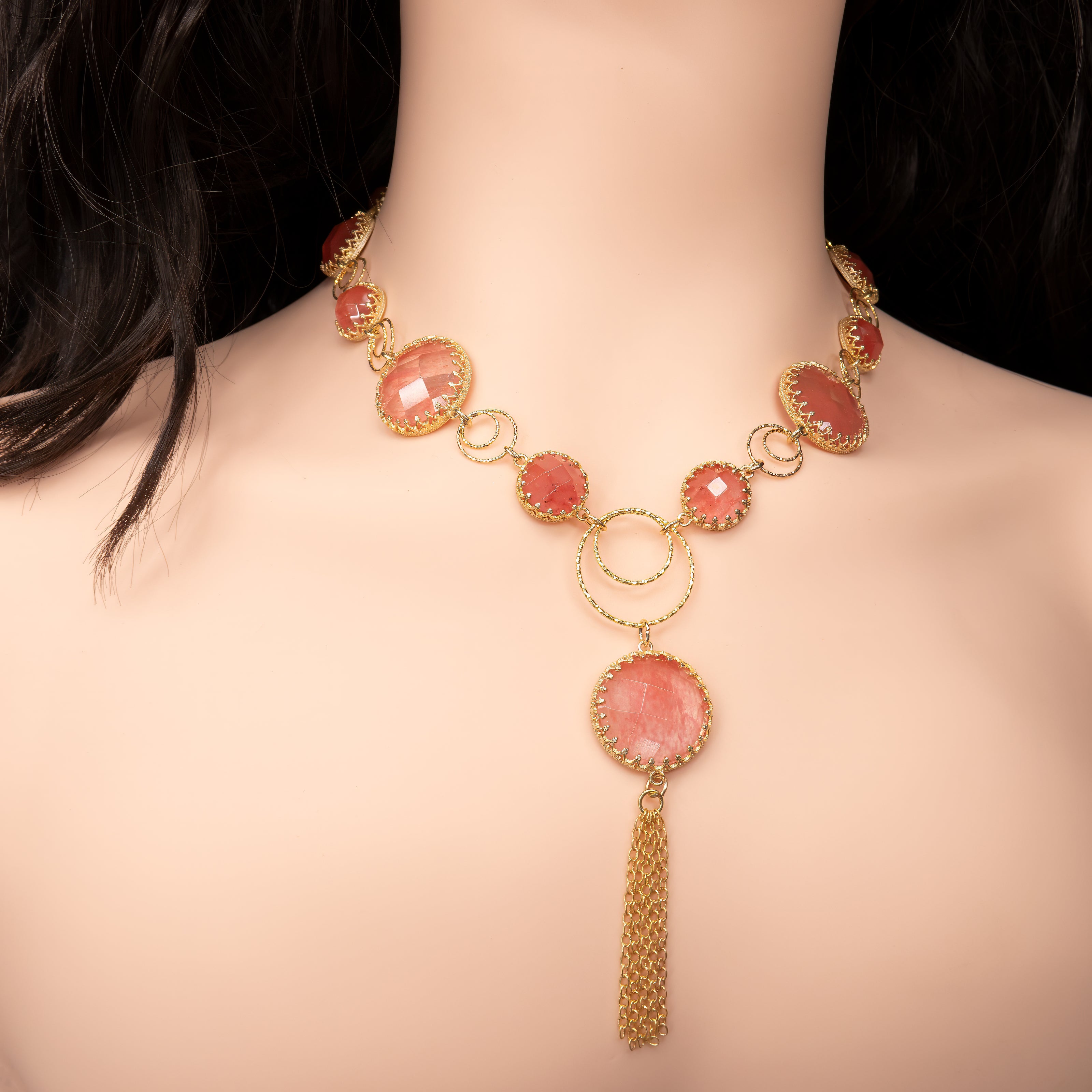 ענק כסף בעבודת יד עם אבן רוז קוורץ טבעית שנבחרה בקפידה. צבע ורדרד שקוף עם ברק חלבי עדין מעניק תחושת הרמוניה, שלווה ונשיות רכה. שילוב בין מתכת קרירה לאבן חמימה – יוצר איזון חזותי ונפשי של ממש.