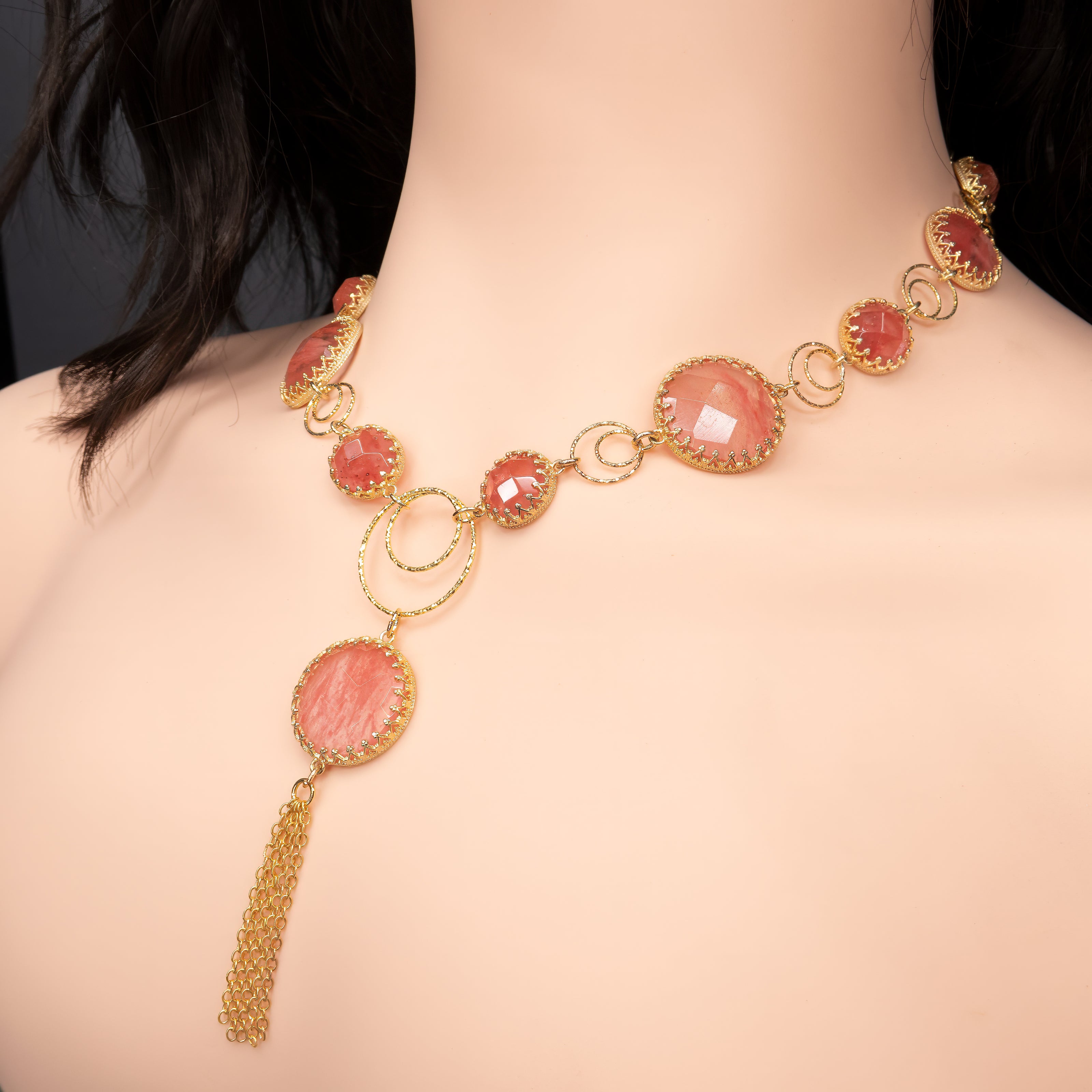 תכשיט אלגנטי ועדין בגווני ורוד בהיר, המשלב רוז קוורץ עם כסף מבריק. עיצוב שמשדר איזון רגשי ואור פנימי – קלאסי, רומנטי ועל-זמני. מתאים במיוחד לנשים שמחפשות תכשיט עדין עם עומק רגשי וסמליות חיובית.