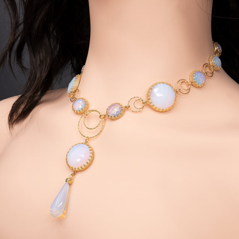 ענק כסף קליל אך מרשים, בגוני ים תיכוניים שקטים, בתוספת אבן לבנה שמביאה אור, רוגע ותחושת ניקיון פנימי. שילוב שמשרה שלווה ובו זמנית מושך את העין. מושלם לנשים שאוהבות תכשיטים עם משמעות – גוונים שמרגיעים את הנפש ומשדרים חיבור לטבע.