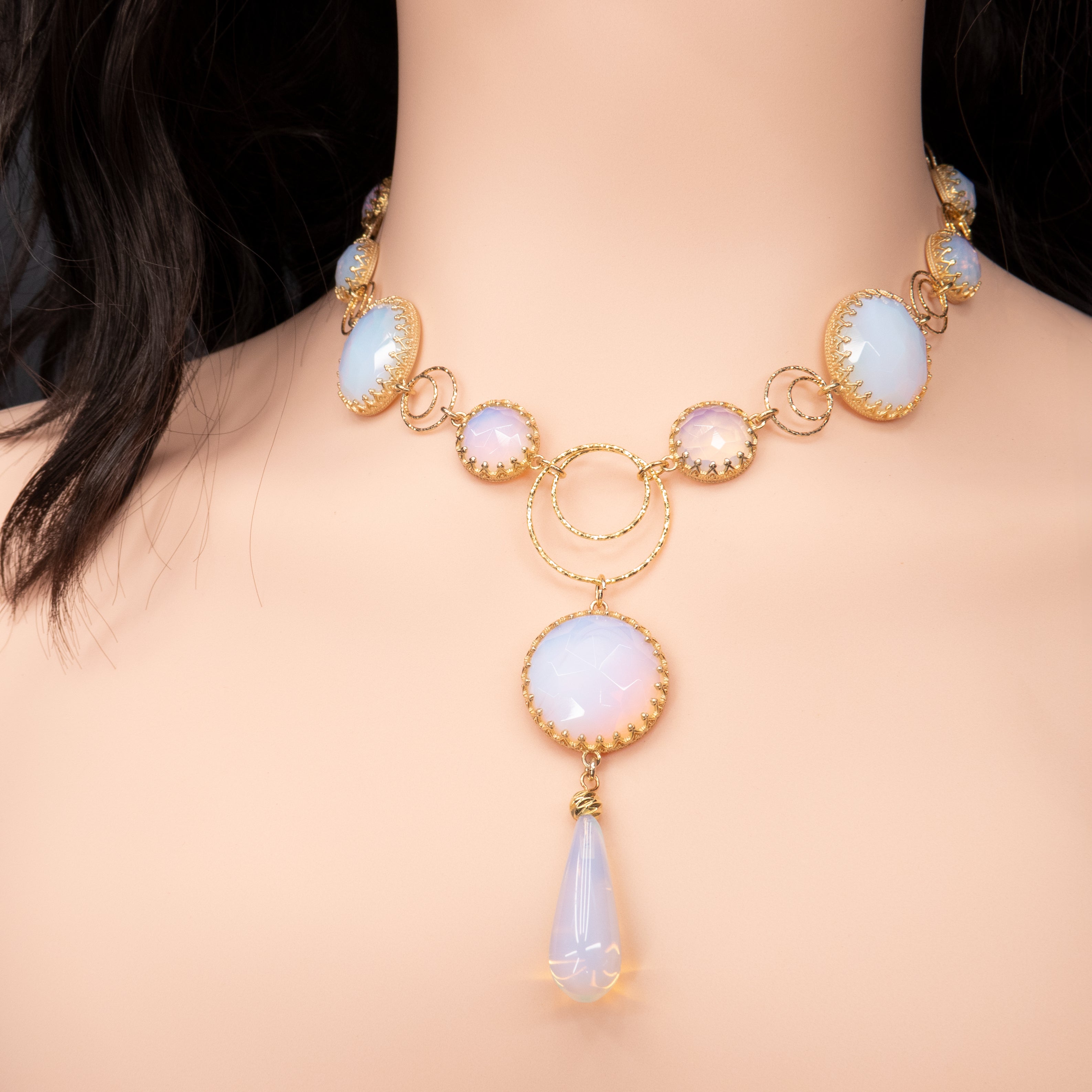 שרשרת כסף ייחודית שמביאה את הים אל הצוואר – שילוב של תכלת עמוק, ירוק שקוף ואבן לבנה בוהקת שיוצרת ניגוד יפהפה ומרענן. כמו חוף ים בשעת בוקר בהירה. מומלץ לשלב עם בגדי קיץ, בדי פשתן, ג'ינס או שמלות בגוונים ניטרליים. תכשיט שמחמיא לצבע העור ומאיר את הפנים.