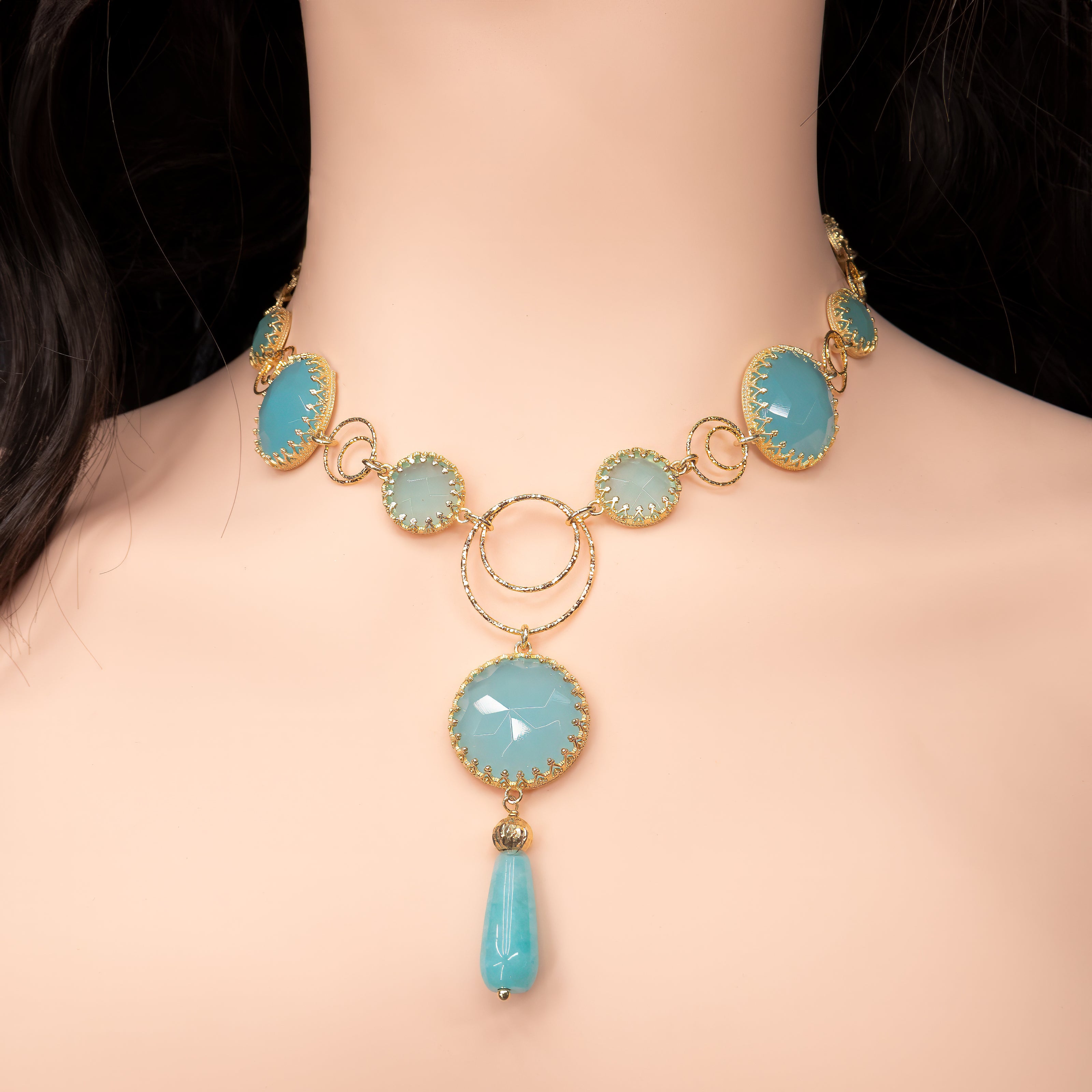 שרשרת כסף בעיצוב ייחודי, משובצת באבנים בצבעי הים התיכון – טורקיז, ירוק-ים ותכלת זוהר. שילוב צבעים שמזכיר חופשה קסומה על שפת הים. מתאים ללבישה יומיומית וגם לערב קיצי מיוחד. משתלב נהדר עם בגדים בהירים או הדפסים פרחוניים.