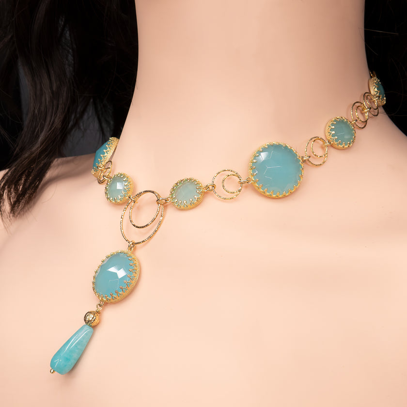 תכשיט שמזכיר את הנוף של הים התיכון: מים כחולים, חול לבן ורוח חמימה. האבנים בגוונים טבעיים יוצרים מראה הרמוני ונעים לעין. מושלם לחובבות הבוהו-שיק, או לכל מי שמבקשת מגע קליל אך אלגנטי על הצוואר.