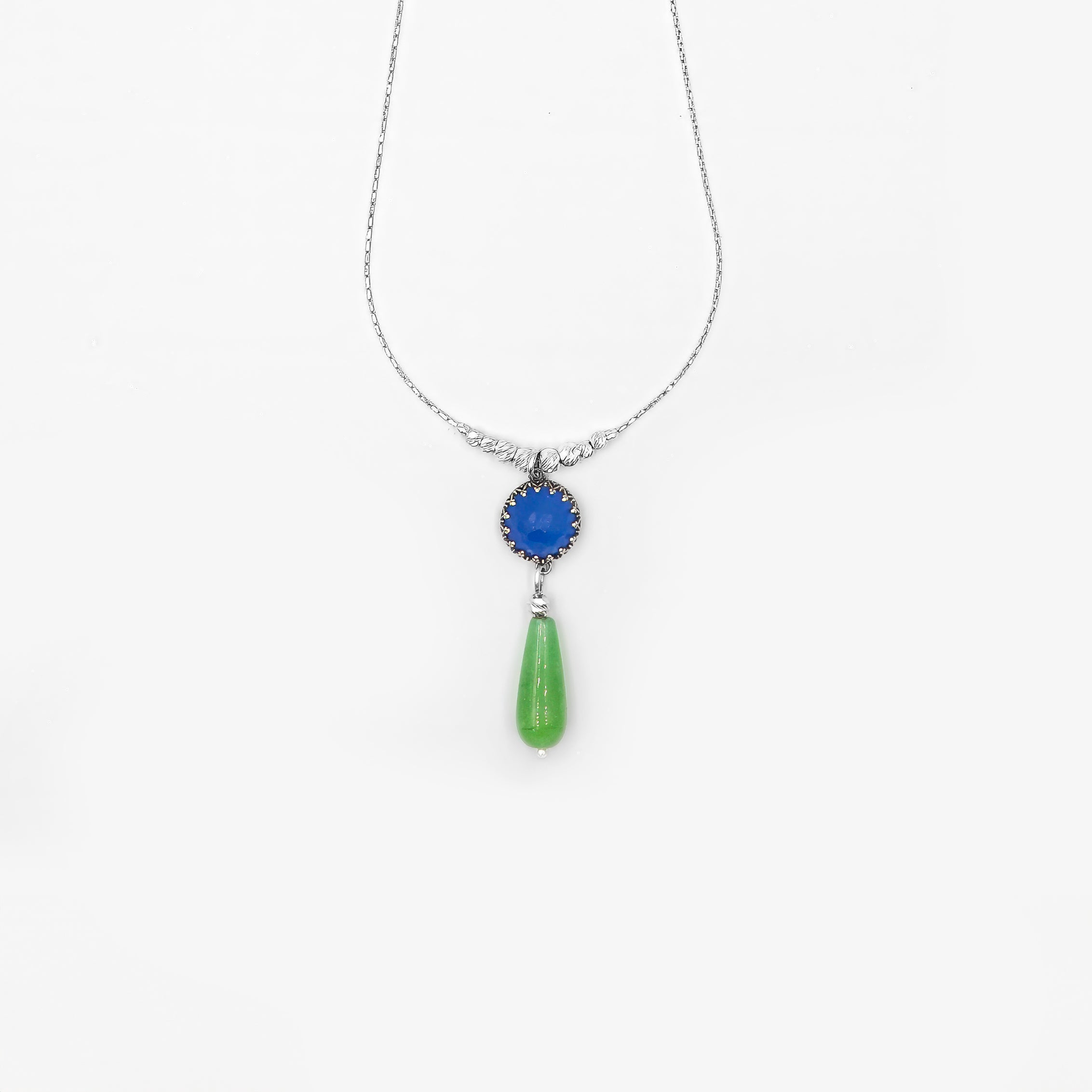 שרשרת כסף מעודנת עם תליון שמשלב בין אופלייט כחולה ואגת ירוקה – שילוב מרענן של צבעים שמזכיר טבע, מים וצמיחה. מתנה מושלמת לאוהבות טבע, אסתטיקה רגועה ותכשיטים בעלי אנרגיה חיובית ועדינה.