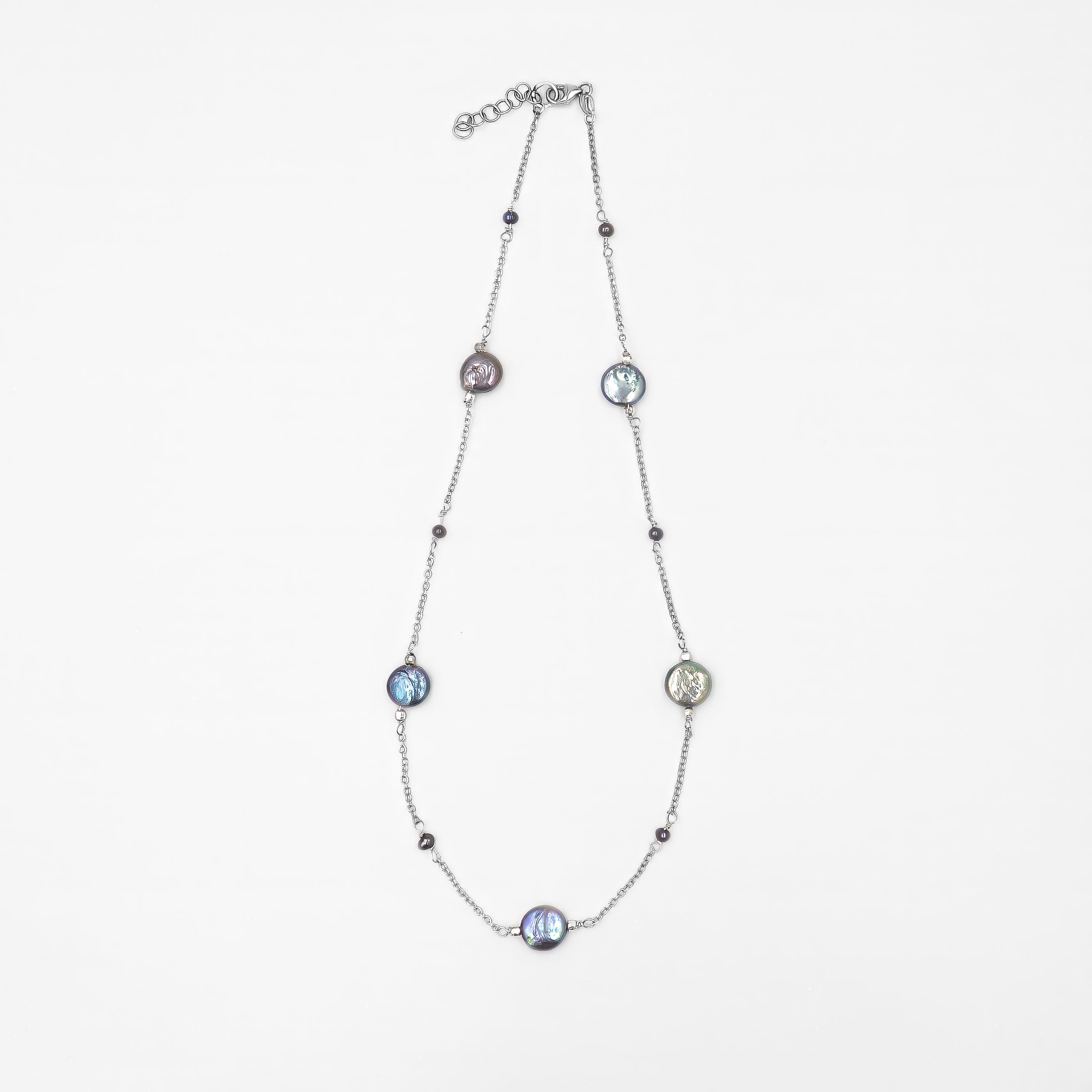 שרשרת מודרנית מכסף עם פנינים כהות טבעיות – תכשיט אלגנטי ונקי, שמשלב מראה מודרני עם עומק צבע טבעי. הפנינים העגולות בגוון אפור־כחלחל כהה משתלבות על גבי שרשרת כסף עדינה ומוסיפות לה אור עמוק עם אפקט מסתורי. העיצוב עיצוב עכשווי עם גישה על־זמנית – מתאים לנשים שמעדיפות תכשיטים מתוחכמים שאינם צועקים אך אי אפשר להתעלם מהם. השרשרת מושלמת ללבישה יומיומית אלגנטית או כבחירה מושלמת לנשים שמחפשות מראה מאוזן ואלגנטי.