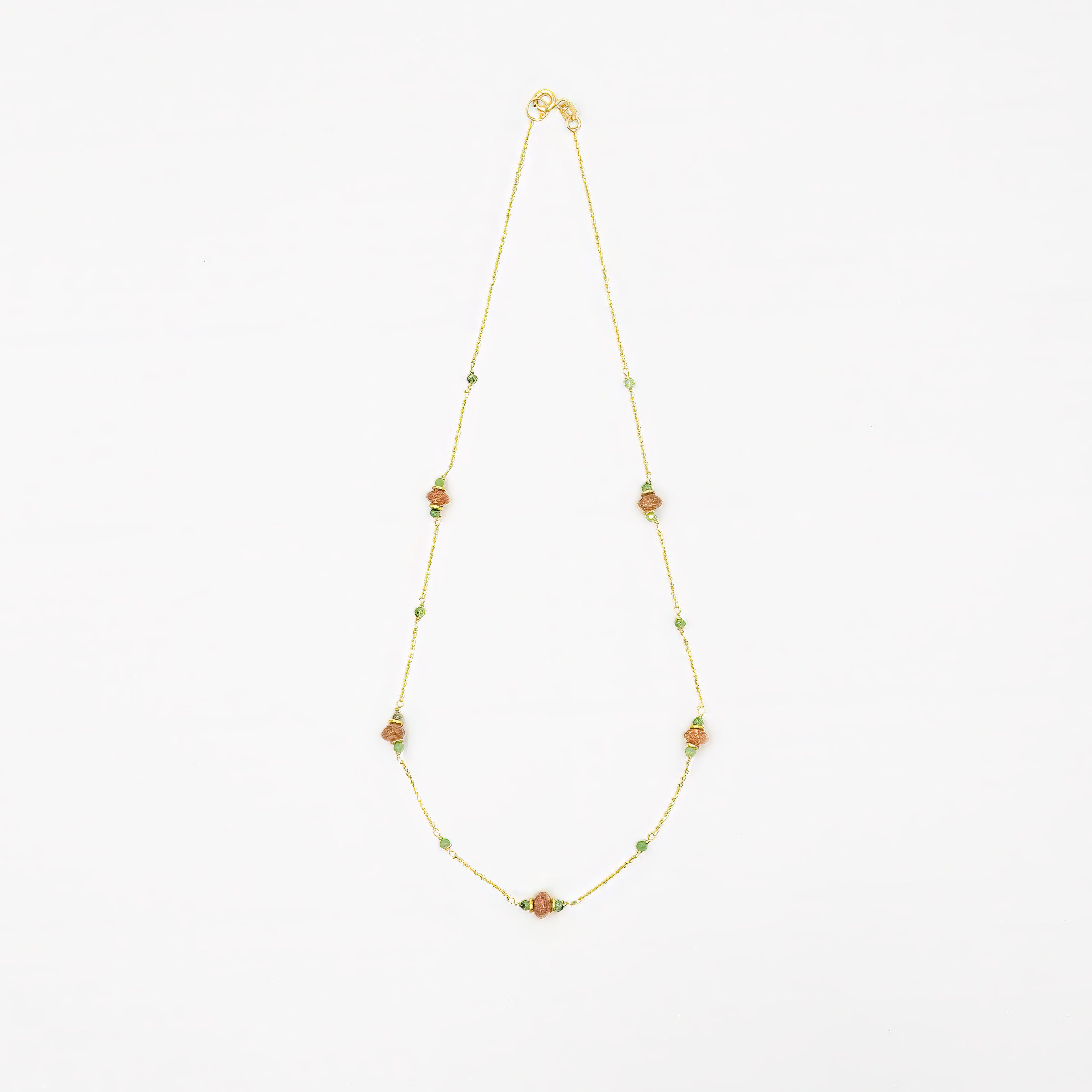 שרשרת זהב 14 קראט עם תליון המשלב סאנסטון מנצנץ בגוון כתום־זהבהב ורובי־זוייסייט בגווני ירוק־ורוד־אדום טבעיים. תכשיט שמקרין חמימות, איזון פנימי ואנרגיה חיובית – מושלם לנשים שמבקשות לשלב עוצמה אישית עם רכות ואור.

