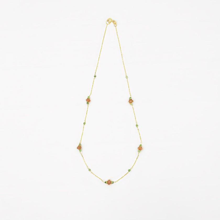 שרשרת זהב 14 קראט עם תליון המשלב סאנסטון מנצנץ בגוון כתום־זהבהב ורובי־זוייסייט בגווני ירוק־ורוד־אדום טבעיים. תכשיט שמקרין חמימות, איזון פנימי ואנרגיה חיובית – מושלם לנשים שמבקשות לשלב עוצמה אישית עם רכות ואור.

