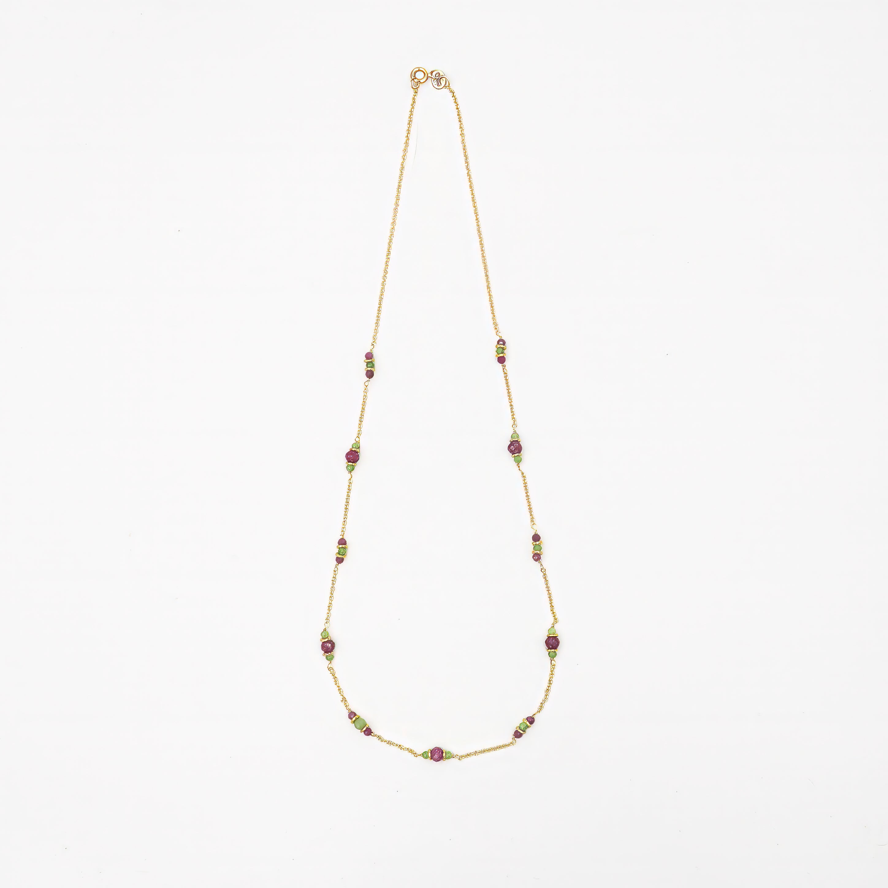 שרשרת אלגנטית מזהב 14 קראט, עם תליון כפול הכולל גם רובי טבעית בגוון אדום עמוק וגם רובי־זוייסייט בעלת שילוב ייחודי של ירוק ואדום. השילוב בין הברק הדרמטי של הרובי לבין הטקסטורה החיה של הרובי-זוייסייט יוצר תכשיט מלא ניגודים הרמוניים – תשוקה ורוגע, עוצמה ואיזון.

