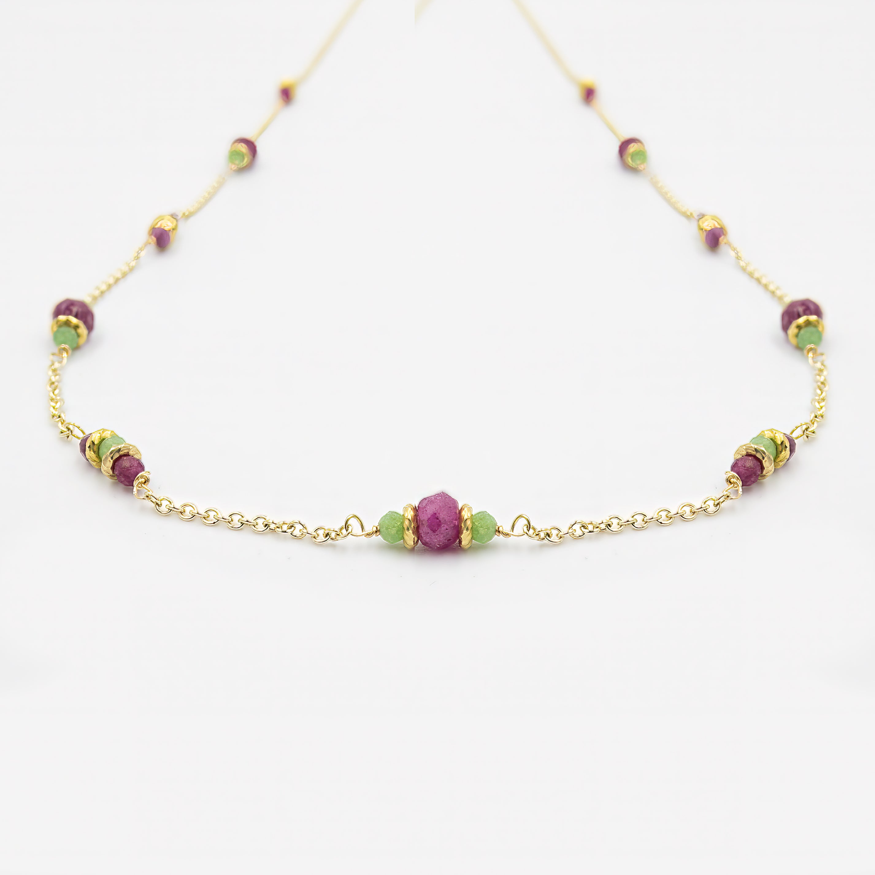 שרשרת זהב 14 קראט מיוחדת עם שילוב בין רובי בגוון אדום קטיפתי לרובי־זוייסייט בטקסטורה ירוקה־ורדרדה. השילוב בין השתיים יוצר מראה שובה לב ומרקם ויזואלי עשיר, המשדר יוקרה, טבע ואינדיבידואליות. אידאלי לנשים שאוהבות תכשיטים עם עומק חזותי ורוחני.

